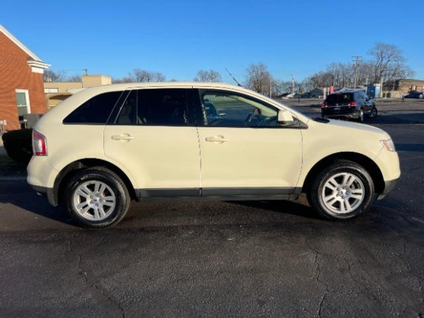 2008 White Sand Tri Coat Metallic Ford Edge SEL FWD (2FMDK38C98B) with an 3.5L V6 DOHC 24V engine, 6-Speed Automatic transmission, located at 1230 East Main St, Xenia, OH, 45385, (937) 908-9800, 39.688026, -83.910172 - Photo#2