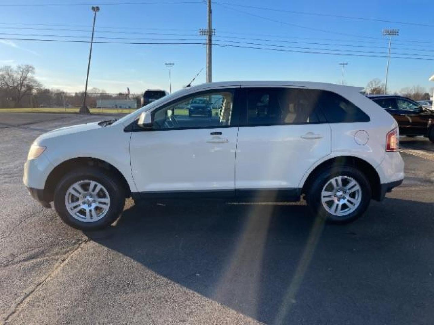 2008 White Sand Tri Coat Metallic Ford Edge SEL FWD (2FMDK38C98B) with an 3.5L V6 DOHC 24V engine, 6-Speed Automatic transmission, located at 1230 East Main St, Xenia, OH, 45385, (937) 908-9800, 39.688026, -83.910172 - Photo#3