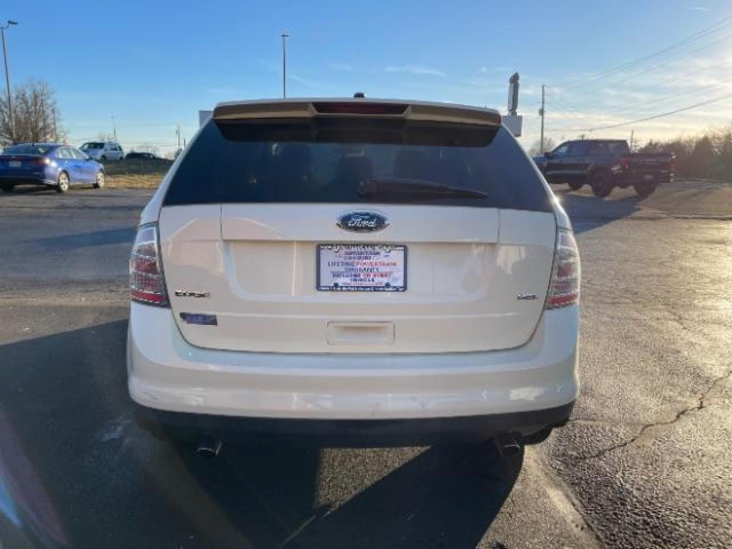 2008 White Sand Tri Coat Metallic Ford Edge SEL FWD (2FMDK38C98B) with an 3.5L V6 DOHC 24V engine, 6-Speed Automatic transmission, located at 1230 East Main St, Xenia, OH, 45385, (937) 908-9800, 39.688026, -83.910172 - Photo#4