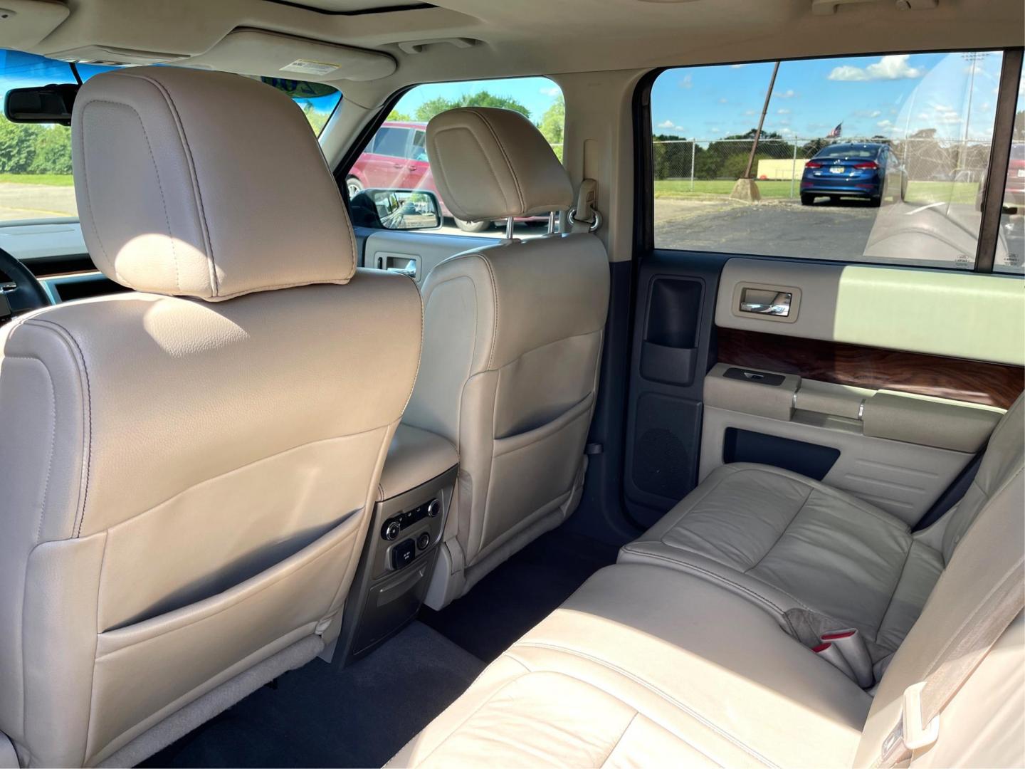 2009 Sterling Grey Metallic Ford Flex SEL FWD (2FMDK52C09B) with an 3.5L V6 DOHC 24V engine, 6-Speed Automatic transmission, located at 4508 South Dixie Dr, Moraine, OH, 45439, (937) 908-9800, 39.689976, -84.218452 - Photo#9