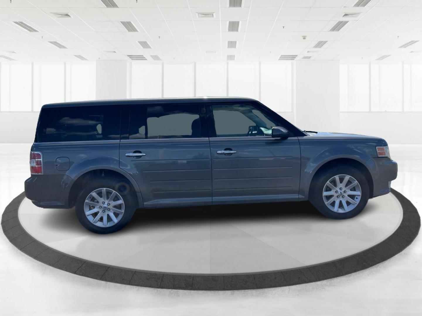 2009 Sterling Grey Metallic Ford Flex SEL FWD (2FMDK52C09B) with an 3.5L V6 DOHC 24V engine, 6-Speed Automatic transmission, located at 4508 South Dixie Dr, Moraine, OH, 45439, (937) 908-9800, 39.689976, -84.218452 - Photo#1