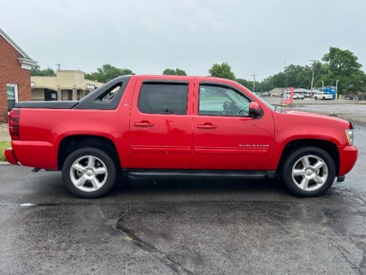 2010 Victory Red Chevrolet Avalanche LT 4WD (3GNVKFE09AG) with an 5.3L V8 OHV 16V FFV engine, 4-Speed Automatic transmission, located at 880 E. National Road, Vandalia, OH, 45377, (937) 908-9800, 39.891918, -84.183594 - Photo#4