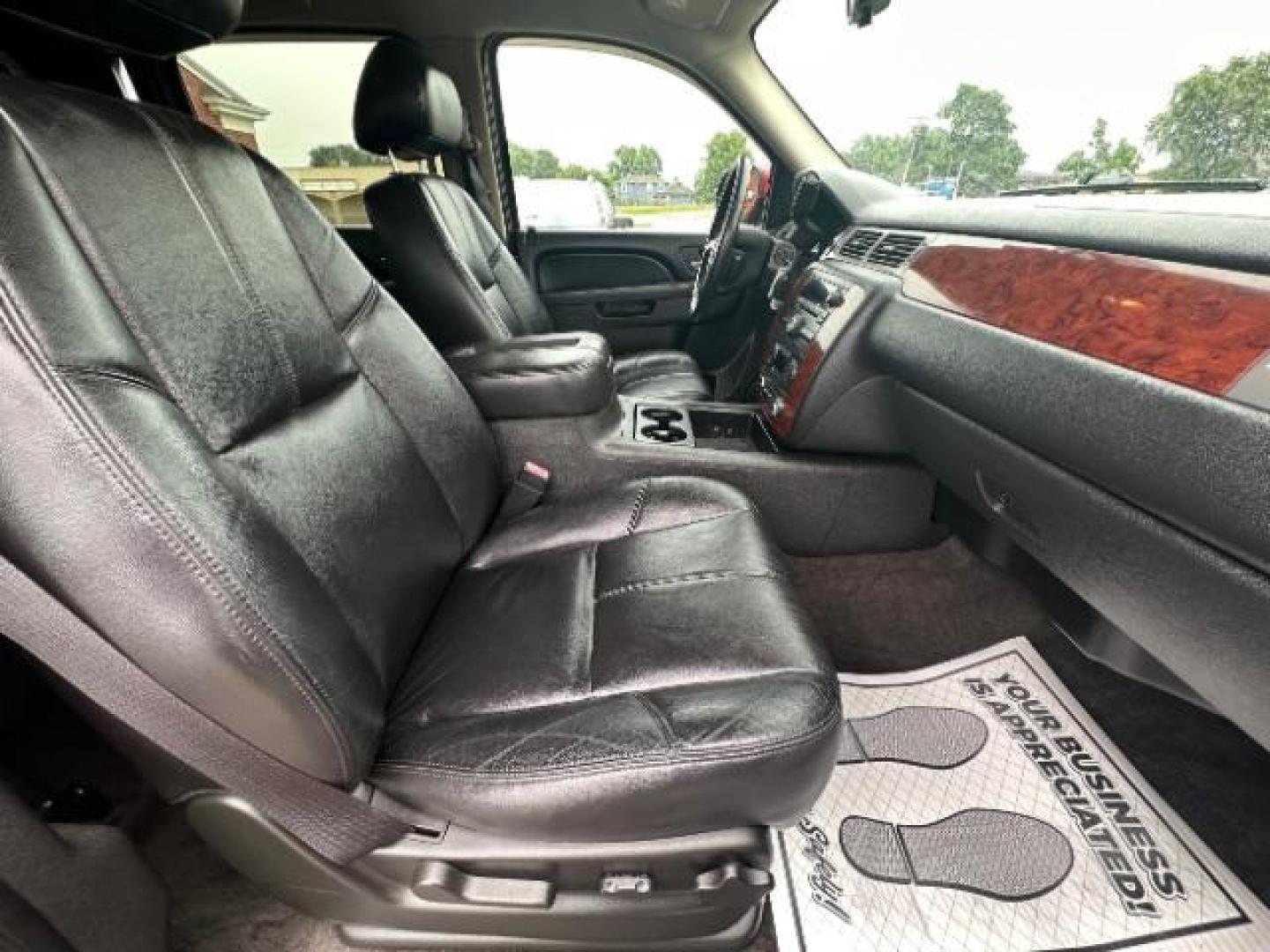 2010 Victory Red Chevrolet Avalanche LT 4WD (3GNVKFE09AG) with an 5.3L V8 OHV 16V FFV engine, 4-Speed Automatic transmission, located at 880 E. National Road, Vandalia, OH, 45377, (937) 908-9800, 39.891918, -84.183594 - Photo#7