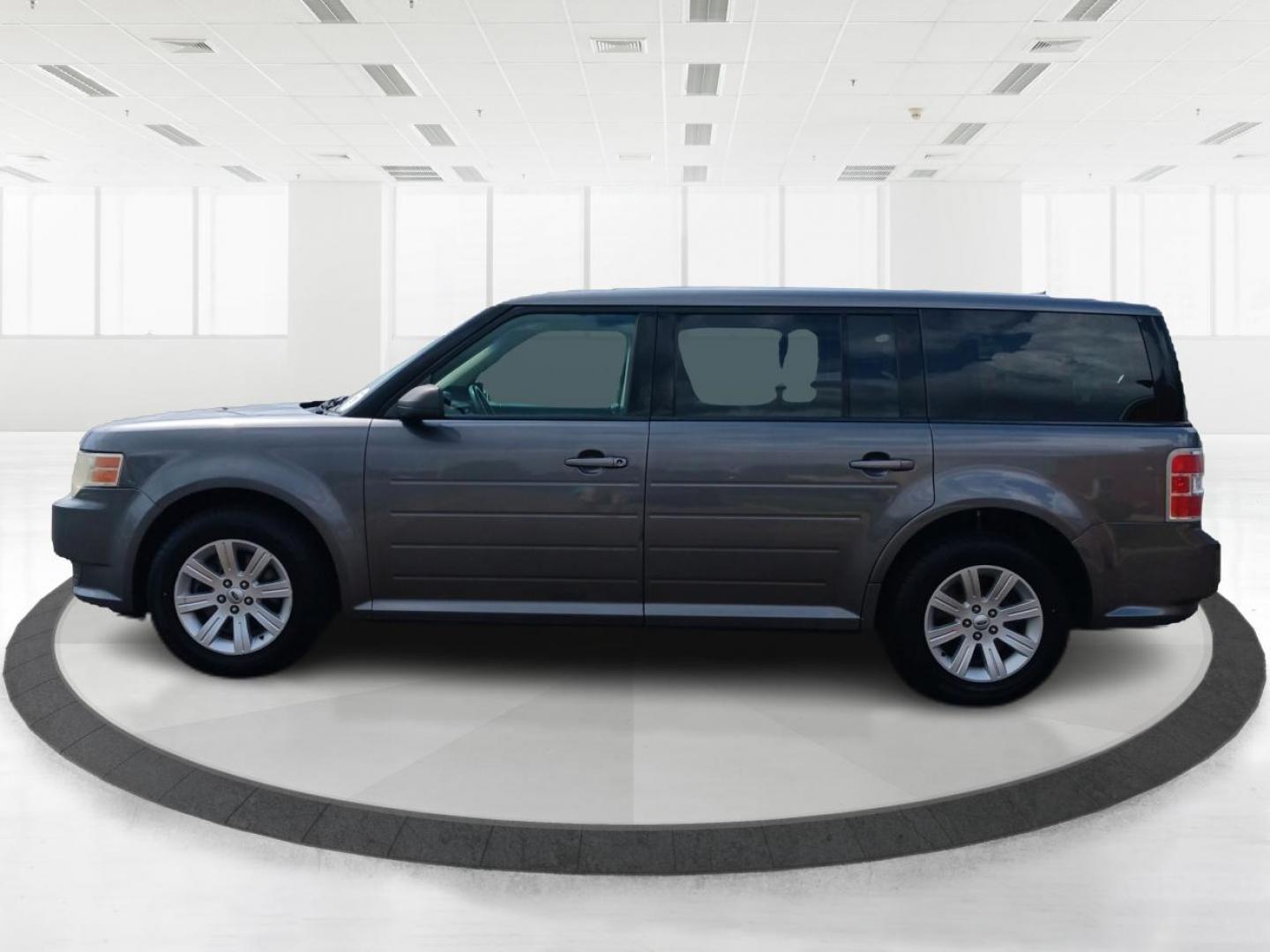 2010 Sterling Grey Metallic Ford Flex (2FMGK5BC0AB) with an 3.5L V6 DOHC 24V engine, 6-Speed Automatic Overdrive transmission, located at 1230 East Main St, Xenia, OH, 45385, (937) 908-9800, 39.688026, -83.910172 - Photo#5