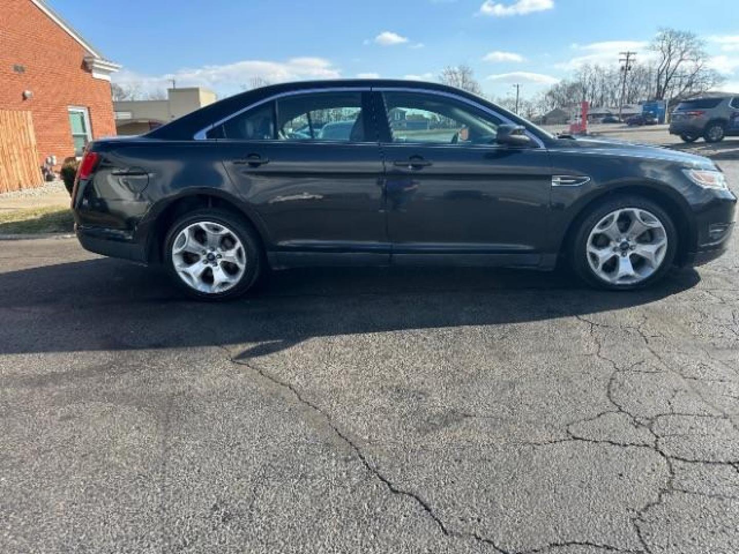 2010 Tuxedo Black Metallic Ford Taurus SEL FWD (1FAHP2EW5AG) with an 3.5L V6 DOHC 24V engine, 6-Speed Automatic transmission, located at 1099 N County Rd 25A, Troy, OH, 45373, (937) 908-9800, 40.057079, -84.212883 - Photo#5