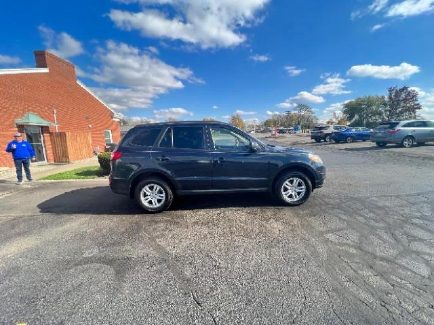 2010 Gray Hyundai Santa Fe GLS (5NMSGDAB1AH) , 6V transmission, located at 401 Woodman Dr, Riverside, OH, 45431, (937) 908-9800, 39.760899, -84.123421 - Photo#5