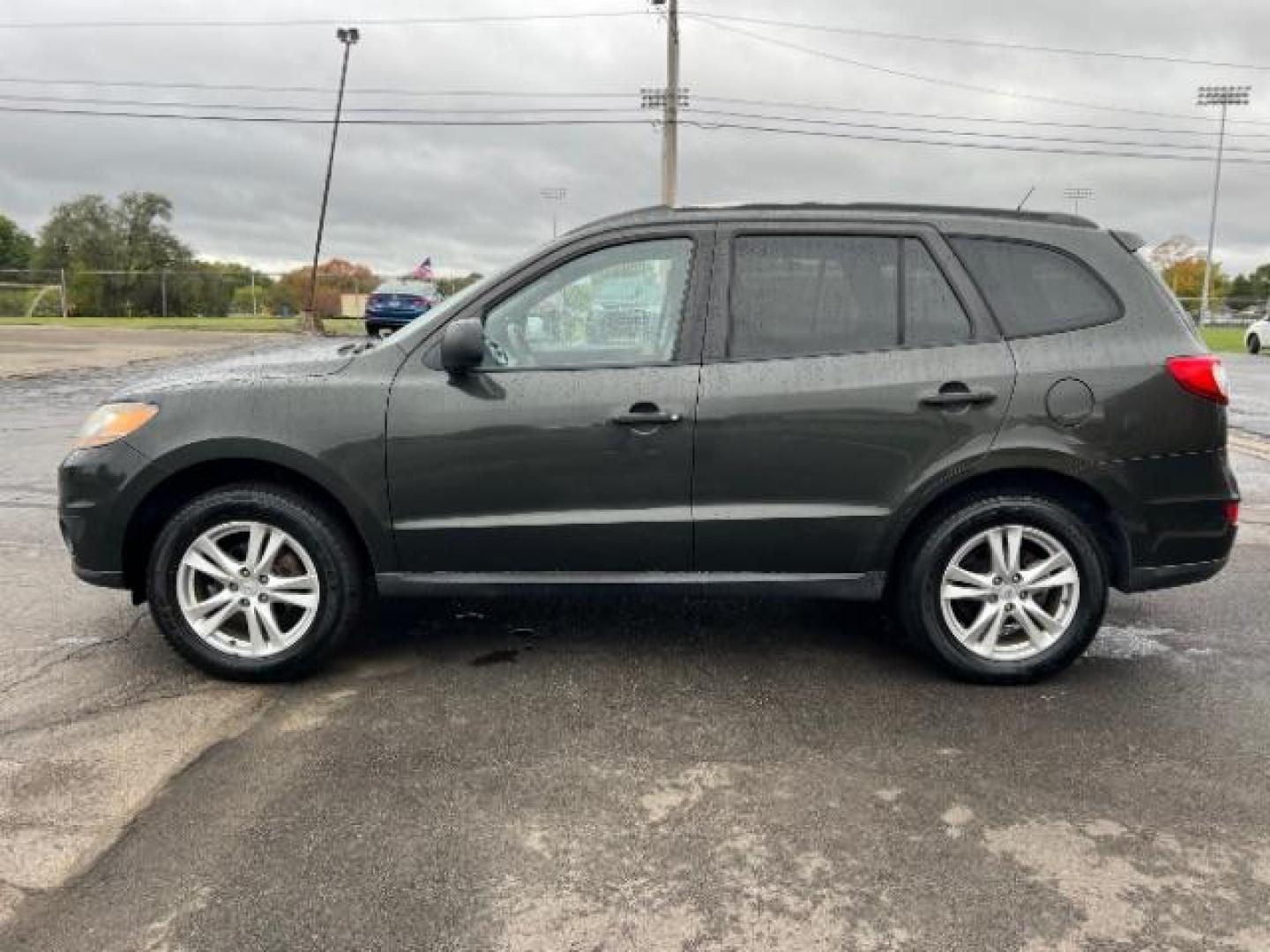 2010 Harbor Gray Metallic Hyundai Santa Fe SE 3.5 FWD (5NMSH4AGXAH) with an 3.5L V6 DOHC 24V engine, 6-Speed Automatic transmission, located at 401 Woodman Dr, Riverside, OH, 45431, (937) 908-9800, 39.760899, -84.123421 - Photo#3