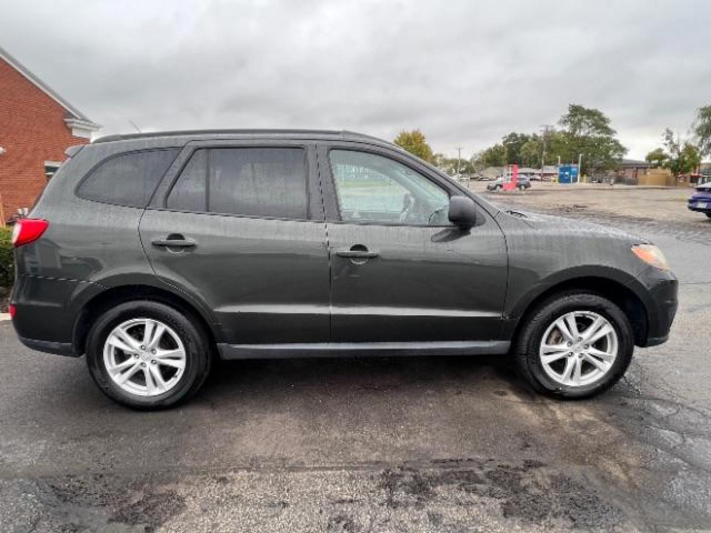 2010 Harbor Gray Metallic Hyundai Santa Fe SE 3.5 FWD (5NMSH4AGXAH) with an 3.5L V6 DOHC 24V engine, 6-Speed Automatic transmission, located at 401 Woodman Dr, Riverside, OH, 45431, (937) 908-9800, 39.760899, -84.123421 - Photo#5