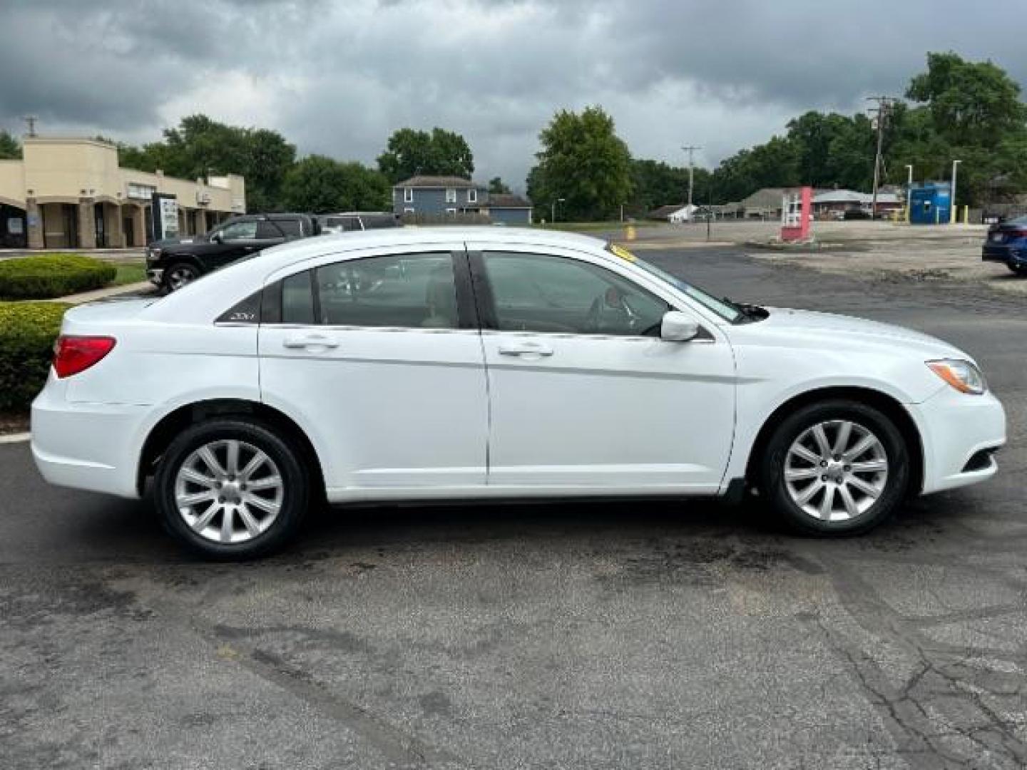 2011 White Gold Chrysler 200 Touring (1C3BC1FB3BN) with an 2.4L L4 DOHC 16V engine, 6-Speed Automatic transmission, located at 880 E. National Road, Vandalia, OH, 45377, (937) 908-9800, 39.891918, -84.183594 - Photo#5