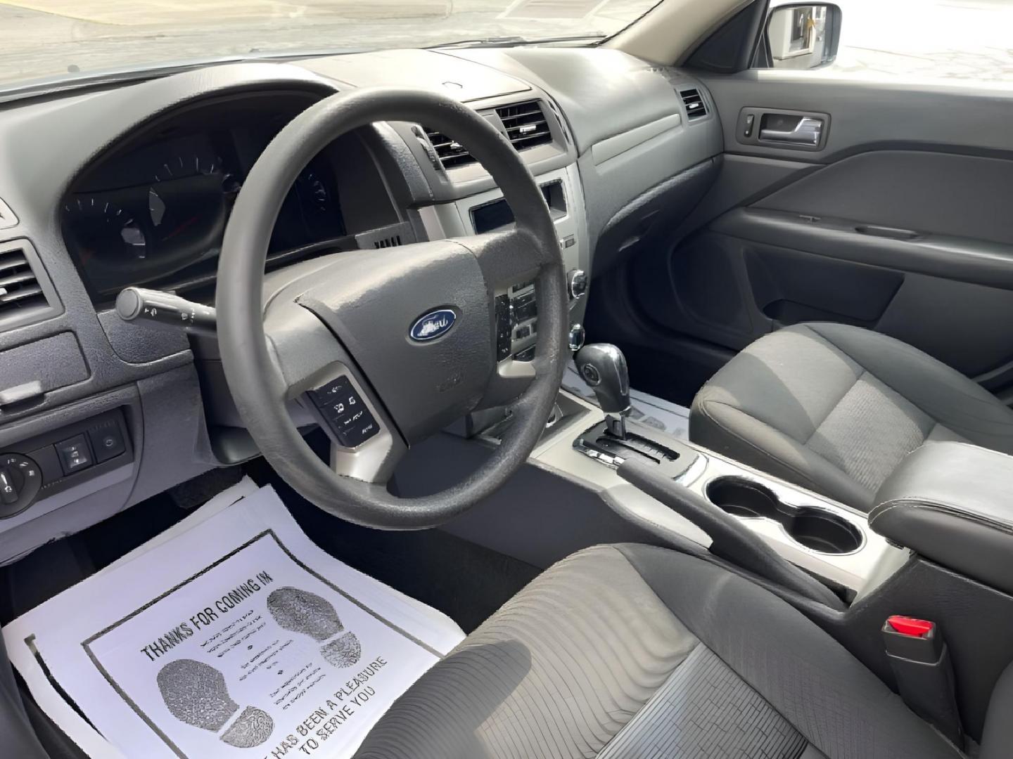 2011 Gray Ford Fusion V6 SE (3FAHP0HG5BR) with an 3.0L V6 DOHC 24V engine, located at 1230 East Main St, Xenia, OH, 45385, (937) 908-9800, 39.688026, -83.910172 - Photo#6