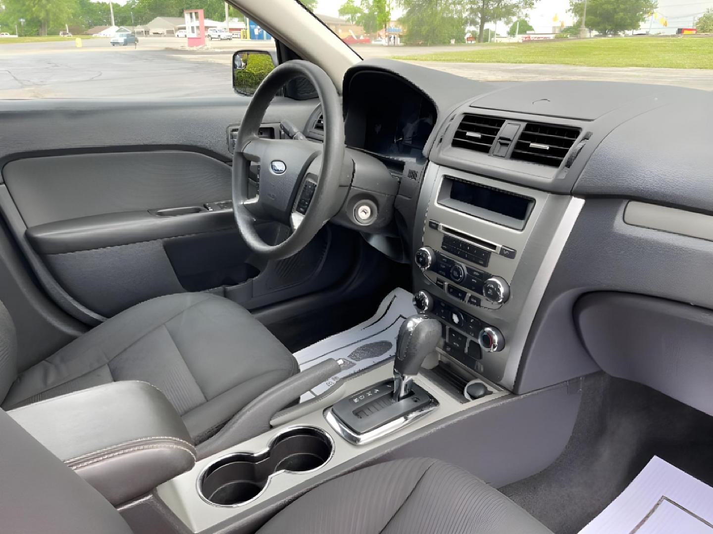 2011 Gray Ford Fusion V6 SE (3FAHP0HG5BR) with an 3.0L V6 DOHC 24V engine, located at 1230 East Main St, Xenia, OH, 45385, (937) 908-9800, 39.688026, -83.910172 - Photo#7