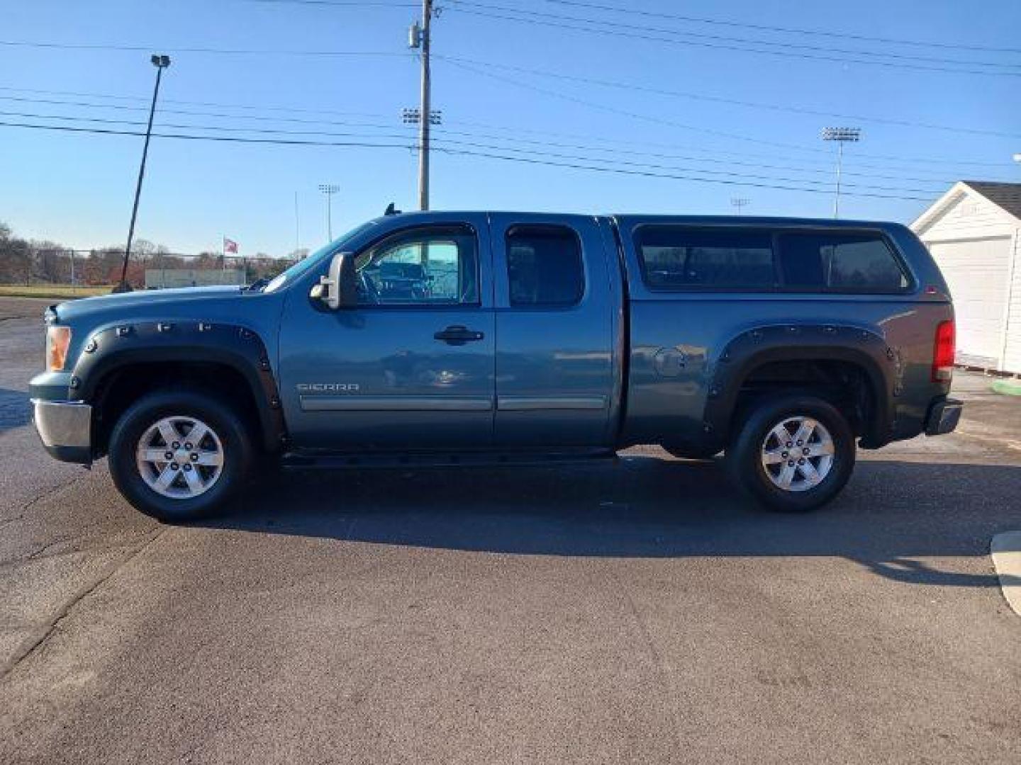 2011 Midnight Blue Metallic GMC Sierra 1500 SLE Ext. Cab 4WD (1GTR2VE32BZ) with an 5.3L V8 OHV 16V FFV engine, 6-Speed Automatic transmission, located at 1184 Kauffman Ave, Fairborn, OH, 45324, (937) 908-9800, 39.807072, -84.030914 - Photo#3