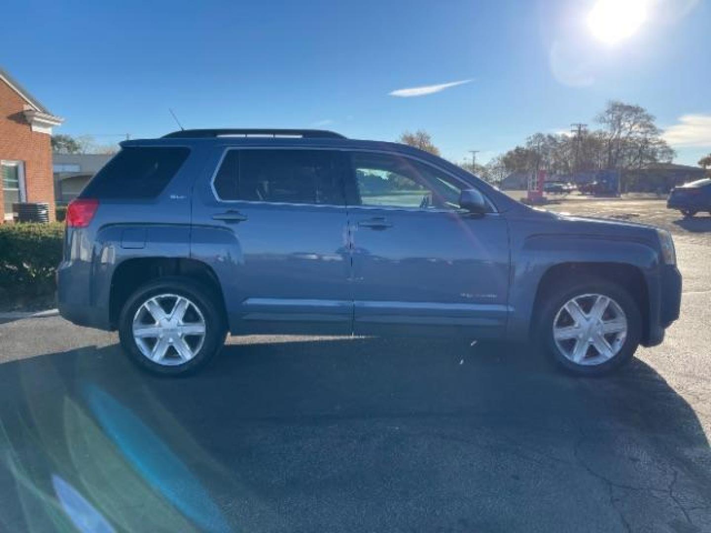 2011 Steel Blue Metallic /Jet Black Cloth Interior GMC Terrain SLE2 FWD (2CTALSEC6B6) with an 2.4L L4 DOHC 16V engine, 6-Speed Automatic transmission, located at 880 E. National Road, Vandalia, OH, 45377, (937) 908-9800, 39.891918, -84.183594 - Photo#5