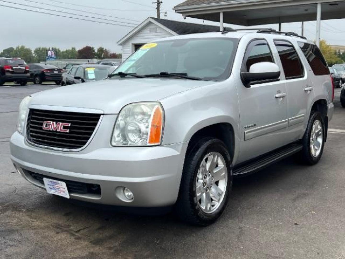 2011 Pure Silver Metallic GMC Yukon SLT1 4WD (1GKS2CE0XBR) with an 5.3L V8 OHV 16V FFV engine, 6-Speed Automatic transmission, located at 401 Woodman Dr, Riverside, OH, 45431, (937) 908-9800, 39.760899, -84.123421 - Third Row - Photo#2