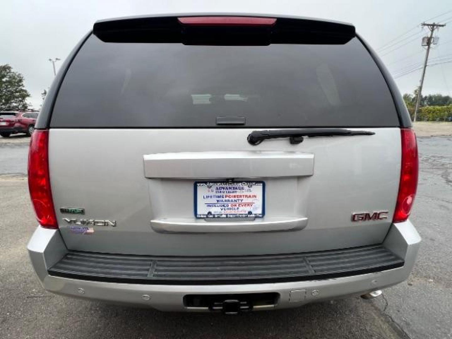 2011 Pure Silver Metallic GMC Yukon SLT1 4WD (1GKS2CE0XBR) with an 5.3L V8 OHV 16V FFV engine, 6-Speed Automatic transmission, located at 401 Woodman Dr, Riverside, OH, 45431, (937) 908-9800, 39.760899, -84.123421 - Third Row - Photo#4