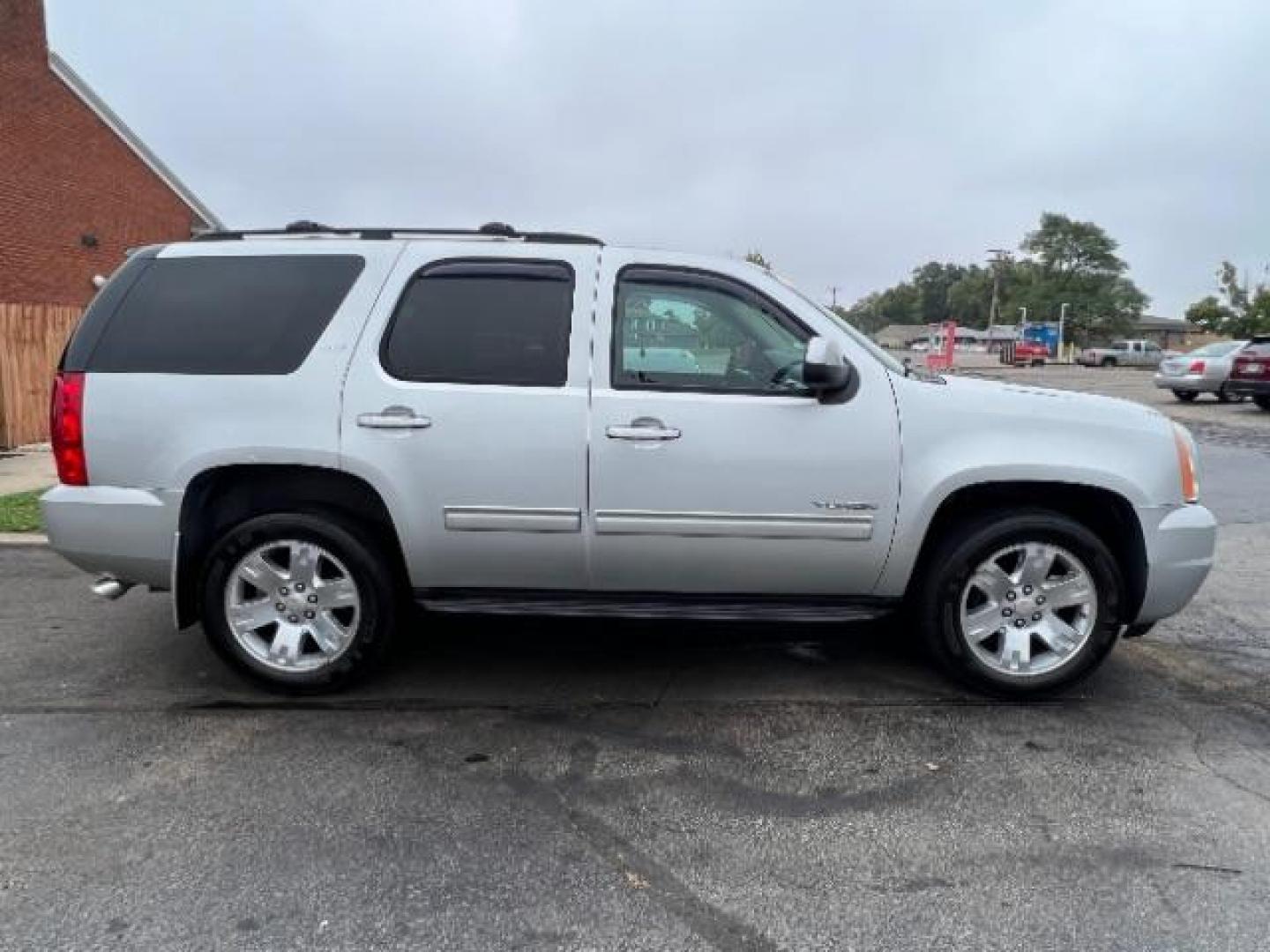 2011 Pure Silver Metallic GMC Yukon SLT1 4WD (1GKS2CE0XBR) with an 5.3L V8 OHV 16V FFV engine, 6-Speed Automatic transmission, located at 401 Woodman Dr, Riverside, OH, 45431, (937) 908-9800, 39.760899, -84.123421 - Third Row - Photo#5