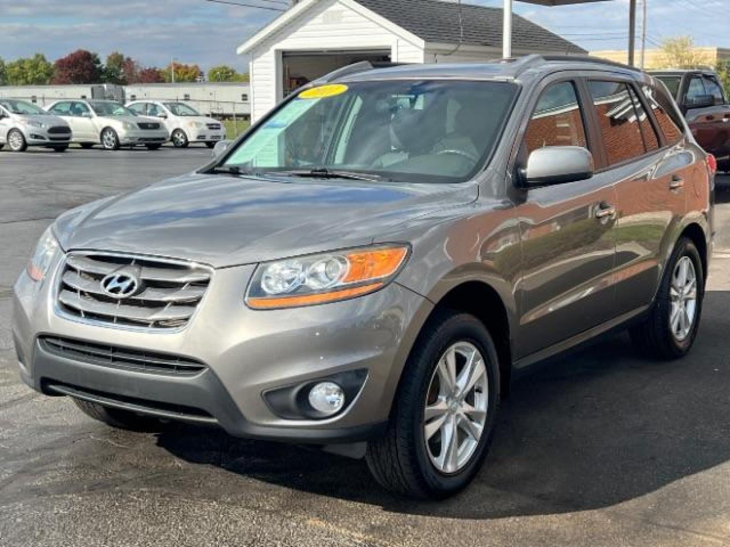 2011 Moonstone Silver Hyundai Santa Fe Limited 3.5 FWD (5XYZK4AG3BG) with an 3.5L V6 DOHC 24V engine, 6-Speed Automatic transmission, located at 1230 East Main St, Xenia, OH, 45385, (937) 908-9800, 39.688026, -83.910172 - Photo#1