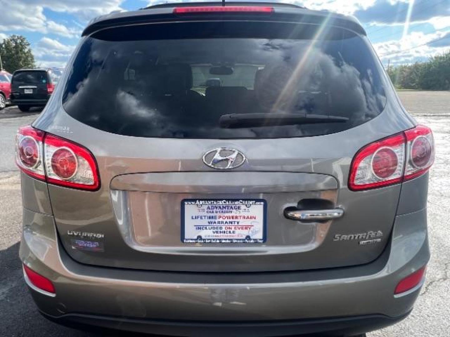 2011 Moonstone Silver Hyundai Santa Fe Limited 3.5 FWD (5XYZK4AG3BG) with an 3.5L V6 DOHC 24V engine, 6-Speed Automatic transmission, located at 1230 East Main St, Xenia, OH, 45385, (937) 908-9800, 39.688026, -83.910172 - Photo#3