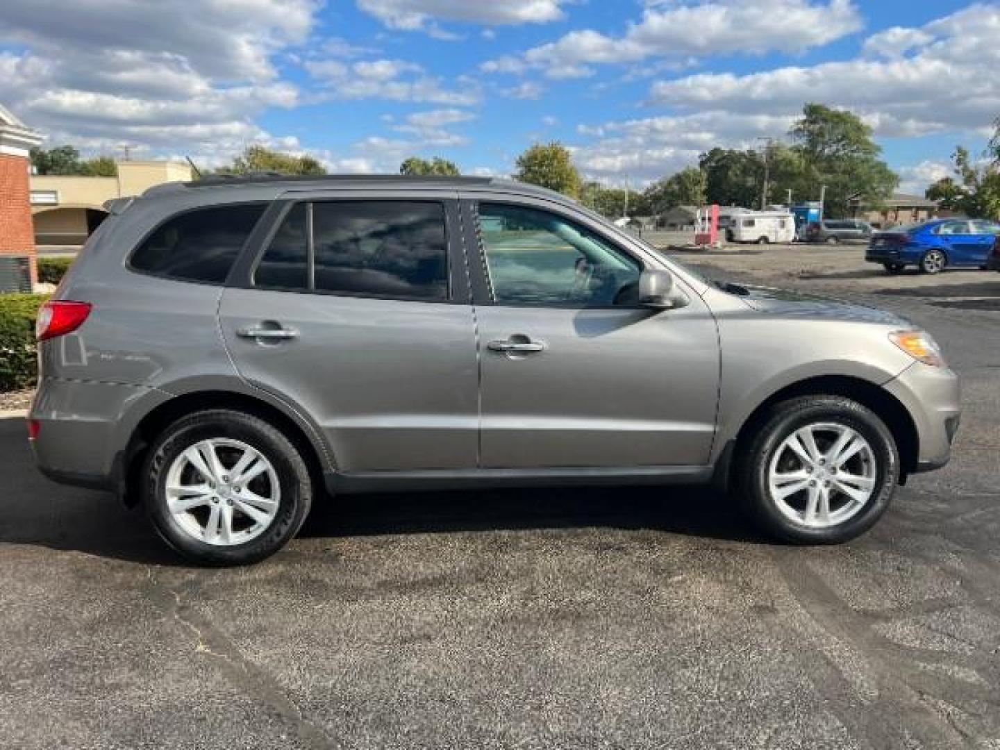 2011 Moonstone Silver Hyundai Santa Fe Limited 3.5 FWD (5XYZK4AG3BG) with an 3.5L V6 DOHC 24V engine, 6-Speed Automatic transmission, located at 1230 East Main St, Xenia, OH, 45385, (937) 908-9800, 39.688026, -83.910172 - Photo#4