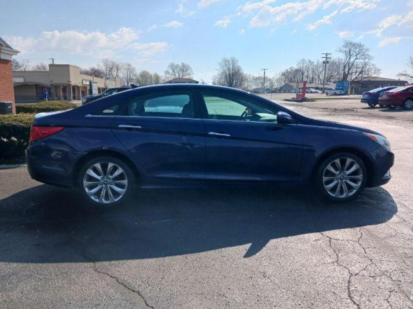 2011 Pacific Blue Pearl Hyundai Sonata SE Auto (5NPEC4AC6BH) with an 2.4L L4 DOHC 16V engine, 6-Speed Automatic transmission, located at 4508 South Dixie Dr, Moraine, OH, 45439, (937) 908-9800, 39.689976, -84.218452 - Photo#4