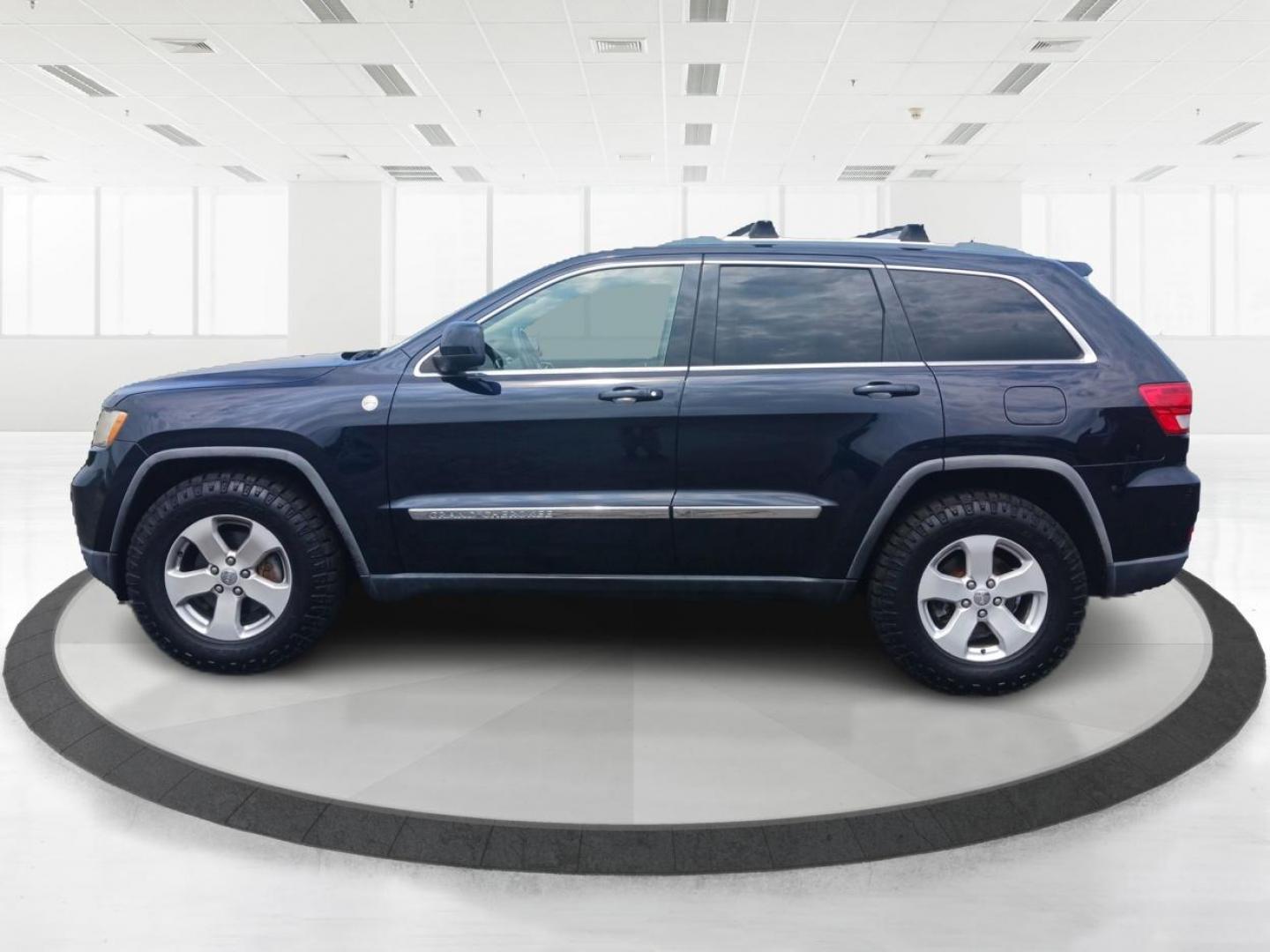 2011 Blue Jeep Grand Cherokee (1J4RR4GT1BC) with an 5.7L V8 OHV 16V engine, 5-Speed Automatic transmission, located at 1184 Kauffman Ave, Fairborn, OH, 45324, (937) 908-9800, 39.807072, -84.030914 - Photo#5