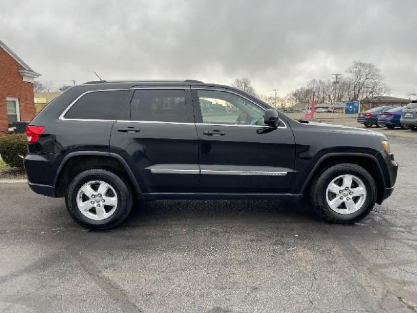 2011 Brilliant Black Crystal Pearl Jeep Grand Cherokee Laredo 4WD (1J4RR4GG4BC) with an 3.6L V6 DOHC 24V engine, 5-Speed Automatic transmission, located at 880 E. National Road, Vandalia, OH, 45377, (937) 908-9800, 39.891918, -84.183594 - Photo#3