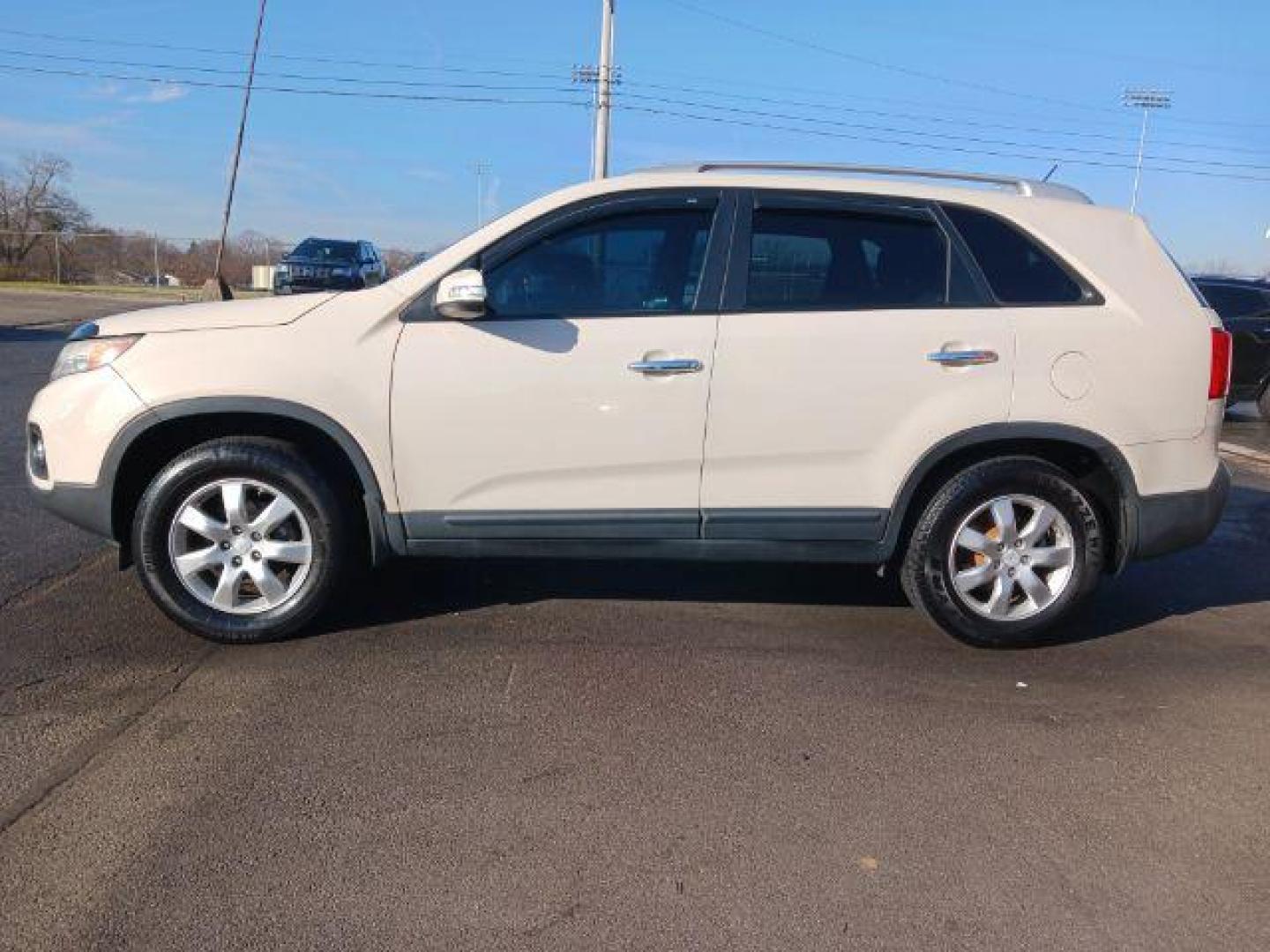 2011 White Sand Beige Kia Sorento LX 2WD (5XYKT4A17BG) with an 2.4L L4 DOHC 16V engine, 6-Speed Automatic transmission, located at 1951 S Dayton Lakeview Rd., New Carlisle, OH, 45344, (937) 908-9800, 39.890999, -84.050255 - Photo#3