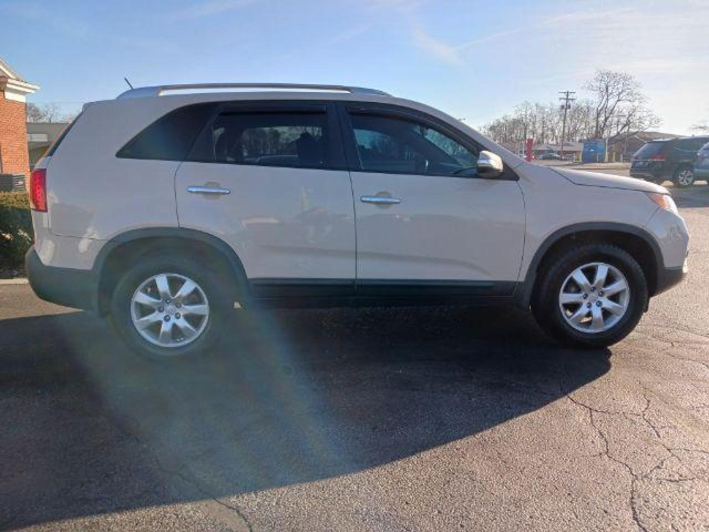 2011 White Sand Beige Kia Sorento LX 2WD (5XYKT4A17BG) with an 2.4L L4 DOHC 16V engine, 6-Speed Automatic transmission, located at 1951 S Dayton Lakeview Rd., New Carlisle, OH, 45344, (937) 908-9800, 39.890999, -84.050255 - Photo#4