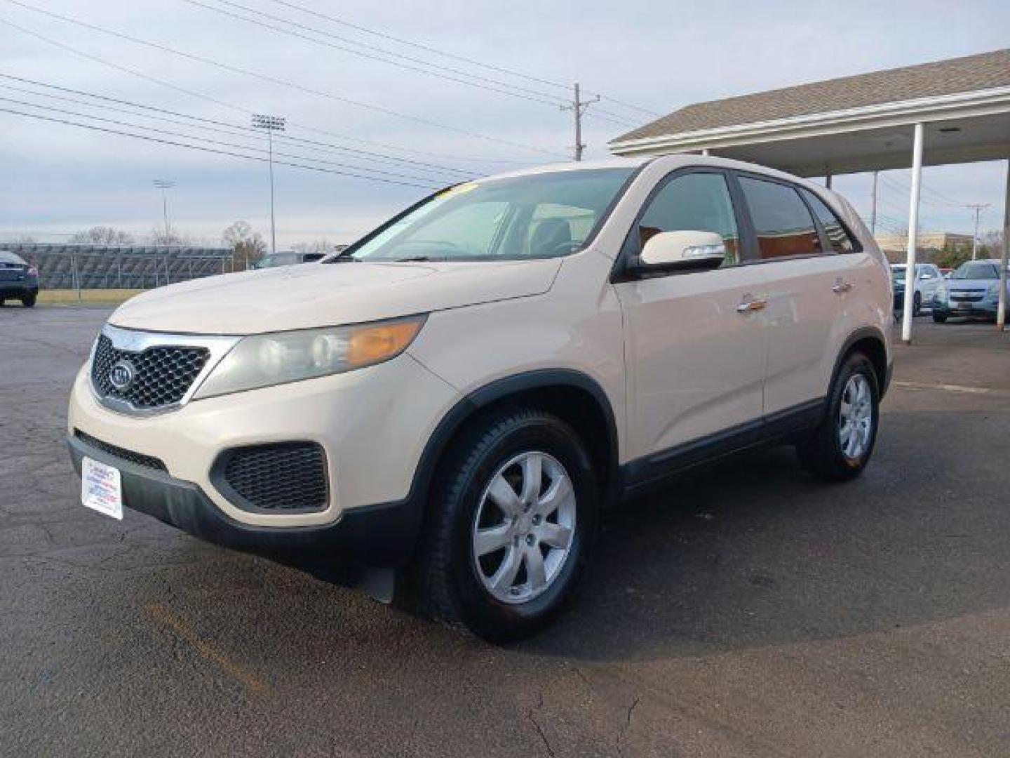 2011 Snow White Pearl Kia Sorento LX 2WD (5XYKT3A14BG) with an 2.4L L4 DOHC 16V engine, 6-Speed Automatic transmission, located at 1230 East Main St, Xenia, OH, 45385, (937) 908-9800, 39.688026, -83.910172 - Photo#2