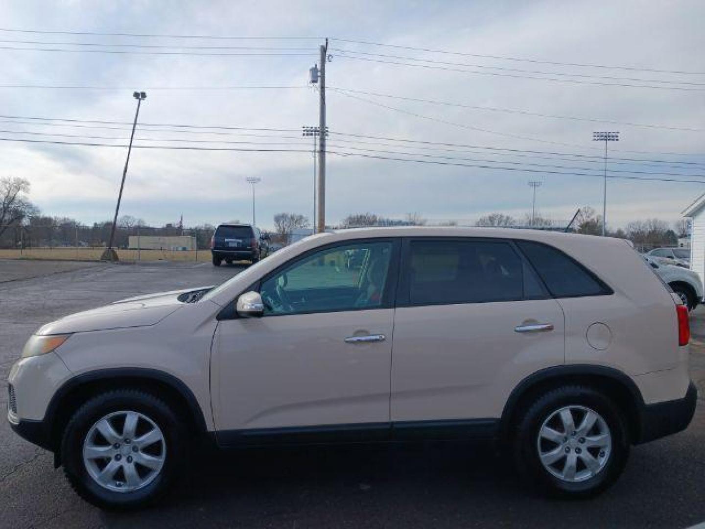 2011 Snow White Pearl Kia Sorento LX 2WD (5XYKT3A14BG) with an 2.4L L4 DOHC 16V engine, 6-Speed Automatic transmission, located at 1230 East Main St, Xenia, OH, 45385, (937) 908-9800, 39.688026, -83.910172 - Photo#3