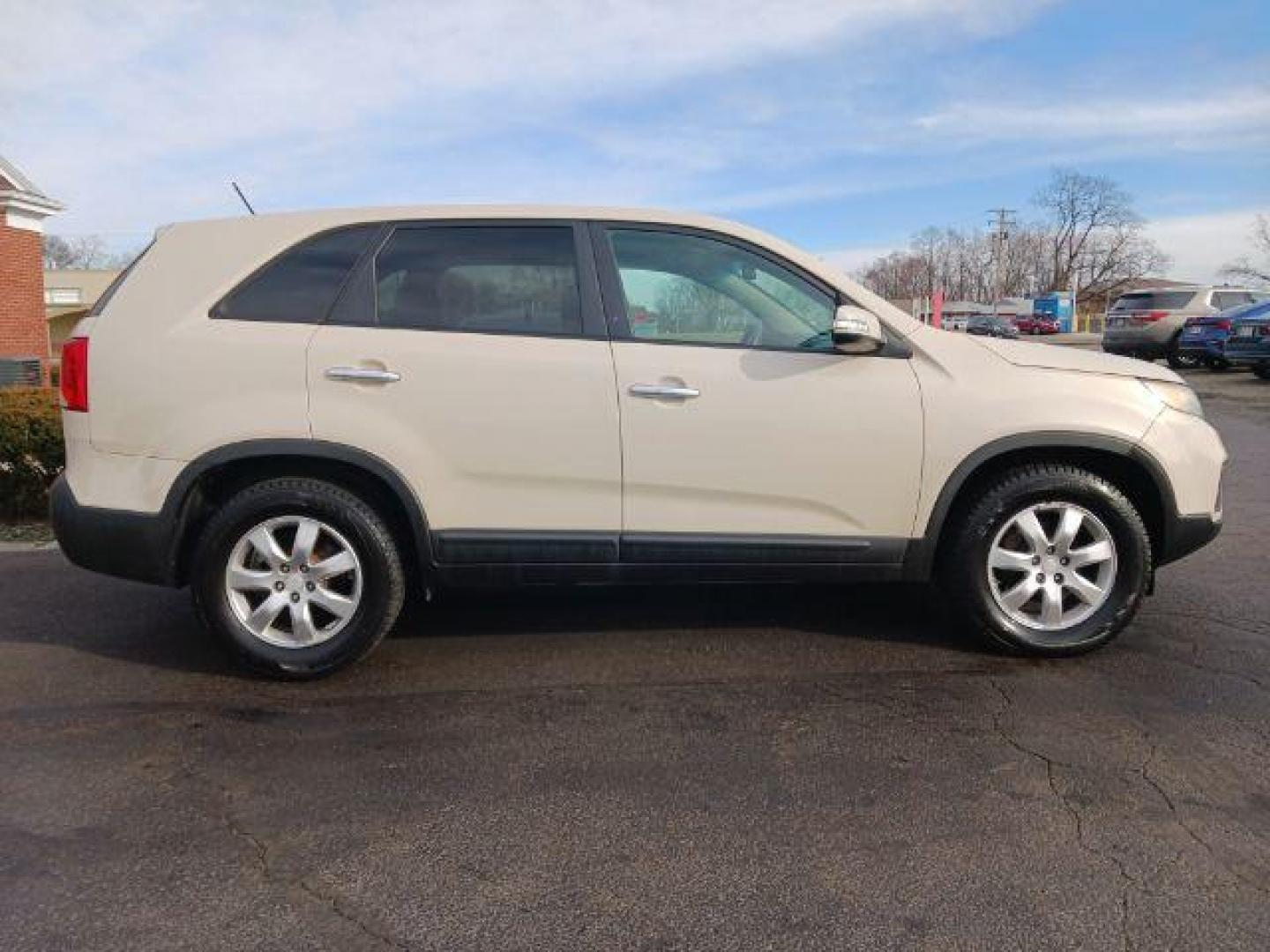 2011 Snow White Pearl Kia Sorento LX 2WD (5XYKT3A14BG) with an 2.4L L4 DOHC 16V engine, 6-Speed Automatic transmission, located at 1230 East Main St, Xenia, OH, 45385, (937) 908-9800, 39.688026, -83.910172 - Photo#4