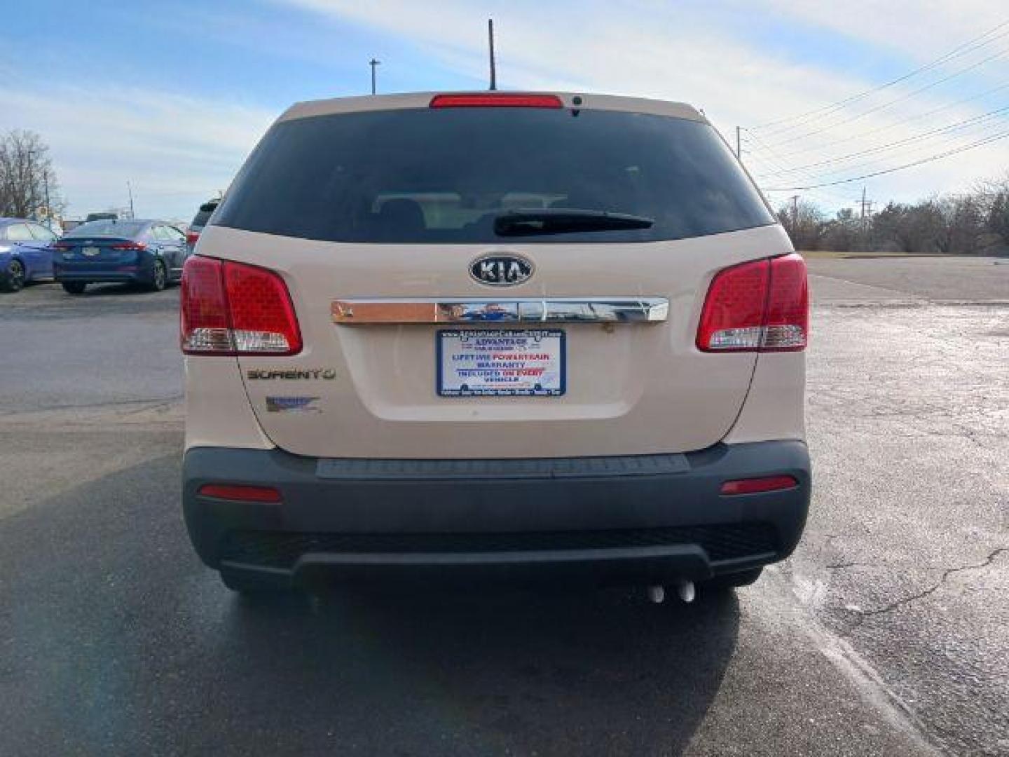 2011 Snow White Pearl Kia Sorento LX 2WD (5XYKT3A14BG) with an 2.4L L4 DOHC 16V engine, 6-Speed Automatic transmission, located at 1230 East Main St, Xenia, OH, 45385, (937) 908-9800, 39.688026, -83.910172 - Photo#5