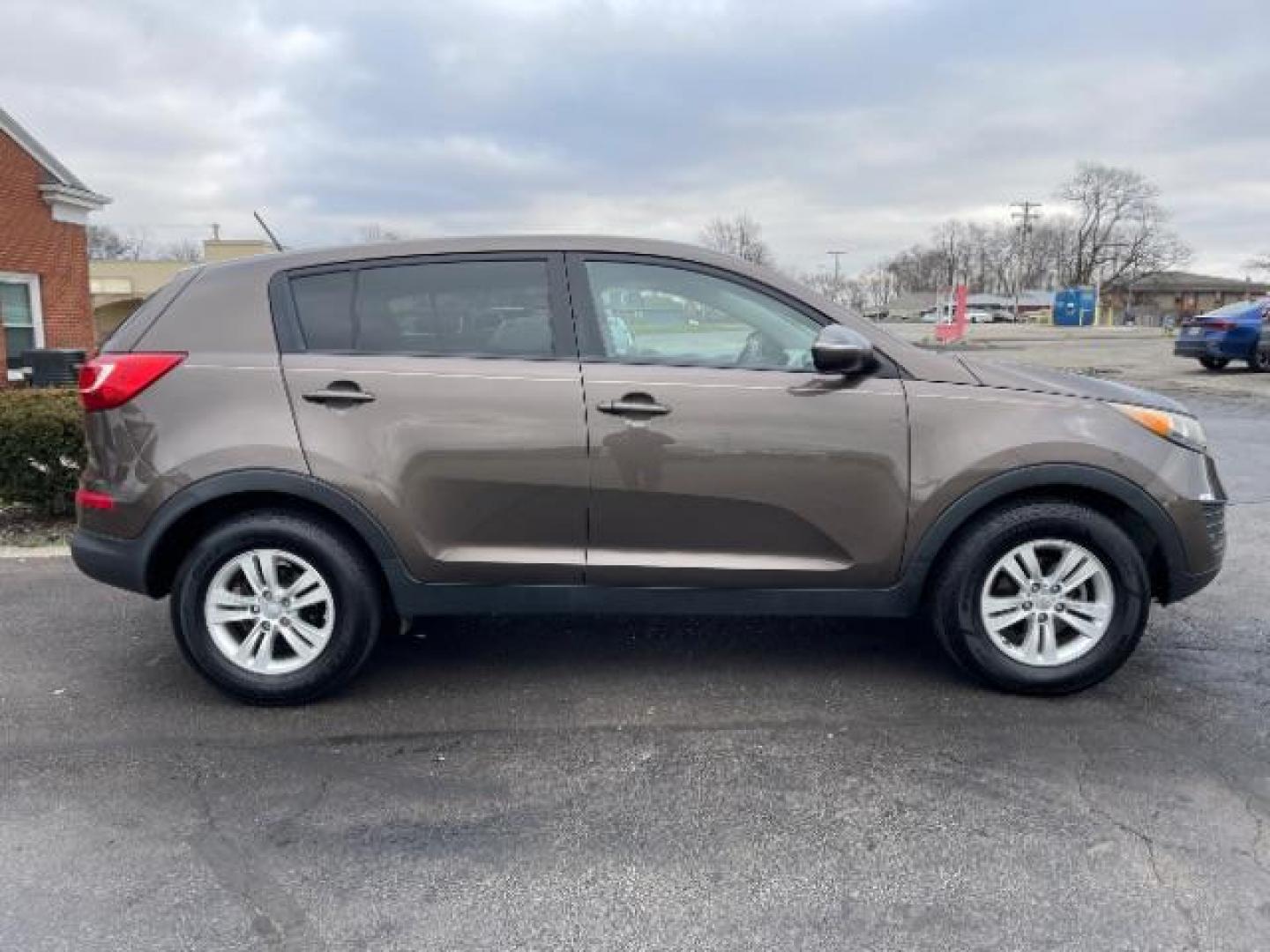 2011 Sand Track Kia Sportage LX FWD (KNDPB3A29B7) with an 2.4L V6 DOHC 24V engine, 6-Speed Automatic transmission, located at 401 Woodman Dr, Riverside, OH, 45431, (937) 908-9800, 39.760899, -84.123421 - Photo#5