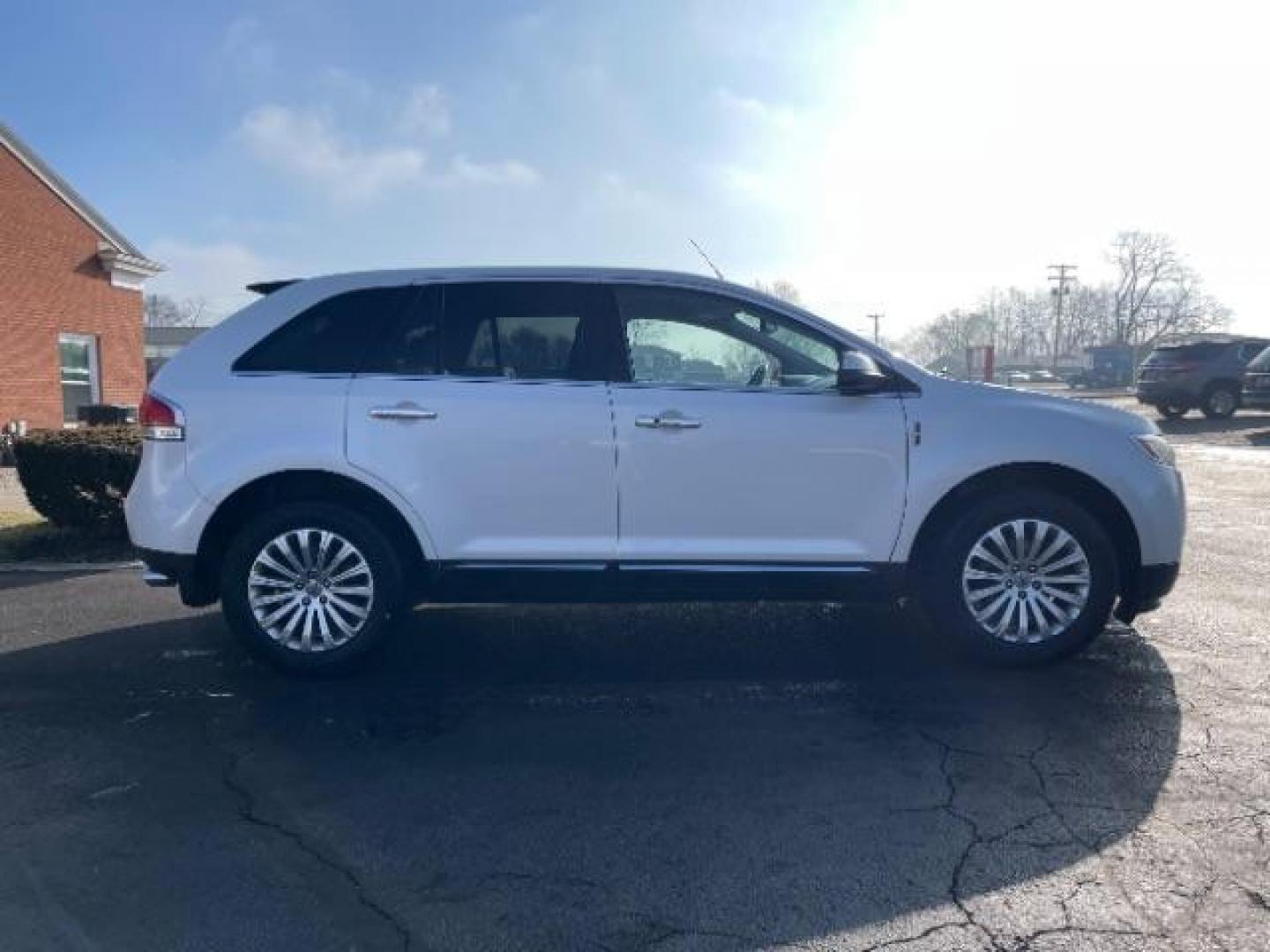 2011 White Platinum Metallic Tri Coat Lincoln MKX FWD (2LMDJ6JK8BB) with an 3.7L V6 DOHC 24V engine, 6-Speed Automatic transmission, located at 1099 N County Rd 25A, Troy, OH, 45373, (937) 908-9800, 40.057079, -84.212883 - Photo#3