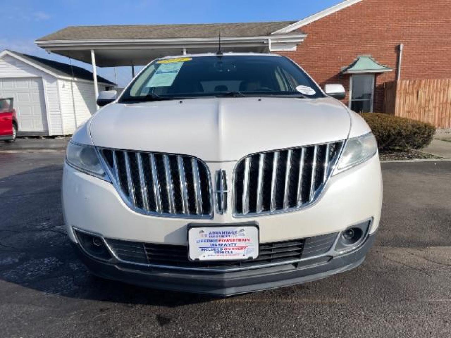 2011 White Platinum Metallic Tri Coat Lincoln MKX FWD (2LMDJ6JK8BB) with an 3.7L V6 DOHC 24V engine, 6-Speed Automatic transmission, located at 1099 N County Rd 25A, Troy, OH, 45373, (937) 908-9800, 40.057079, -84.212883 - Photo#4