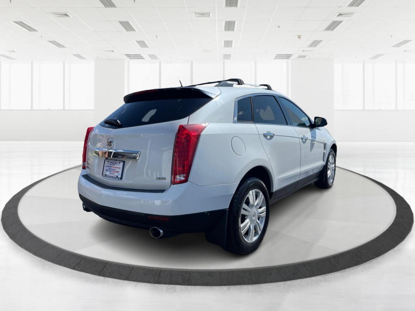 2012 White Cadillac SRX Luxury AWD (3GYFNDE38CS) with an 3.6L V6 DOHC 24V FFV engine, 6-Speed Automatic transmission, located at 1230 East Main St, Xenia, OH, 45385, (937) 908-9800, 39.688026, -83.910172 - Photo#2