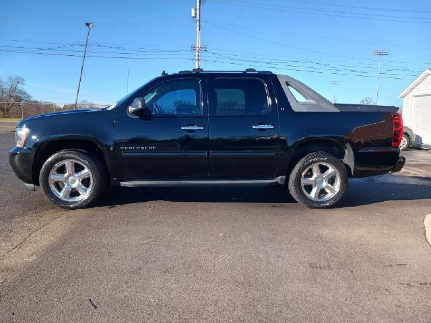 2012 Chevrolet Avalanche LT 4WD (3GNTKFE72CG) with an 5.3L V8 OHV 16V FFV engine, 4-Speed Automatic transmission, located at 8750 N County Rd 25A, Piqua, OH, 45356, (937) 908-9800, 40.164391, -84.232513 - 2012 Chevrolet Avalanche LT 4WD - Photo#16