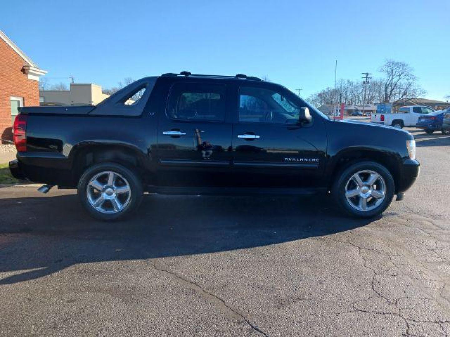 2012 Chevrolet Avalanche LT 4WD (3GNTKFE72CG) with an 5.3L V8 OHV 16V FFV engine, 4-Speed Automatic transmission, located at 8750 N County Rd 25A, Piqua, OH, 45356, (937) 908-9800, 40.164391, -84.232513 - 2012 Chevrolet Avalanche LT 4WD - Photo#17