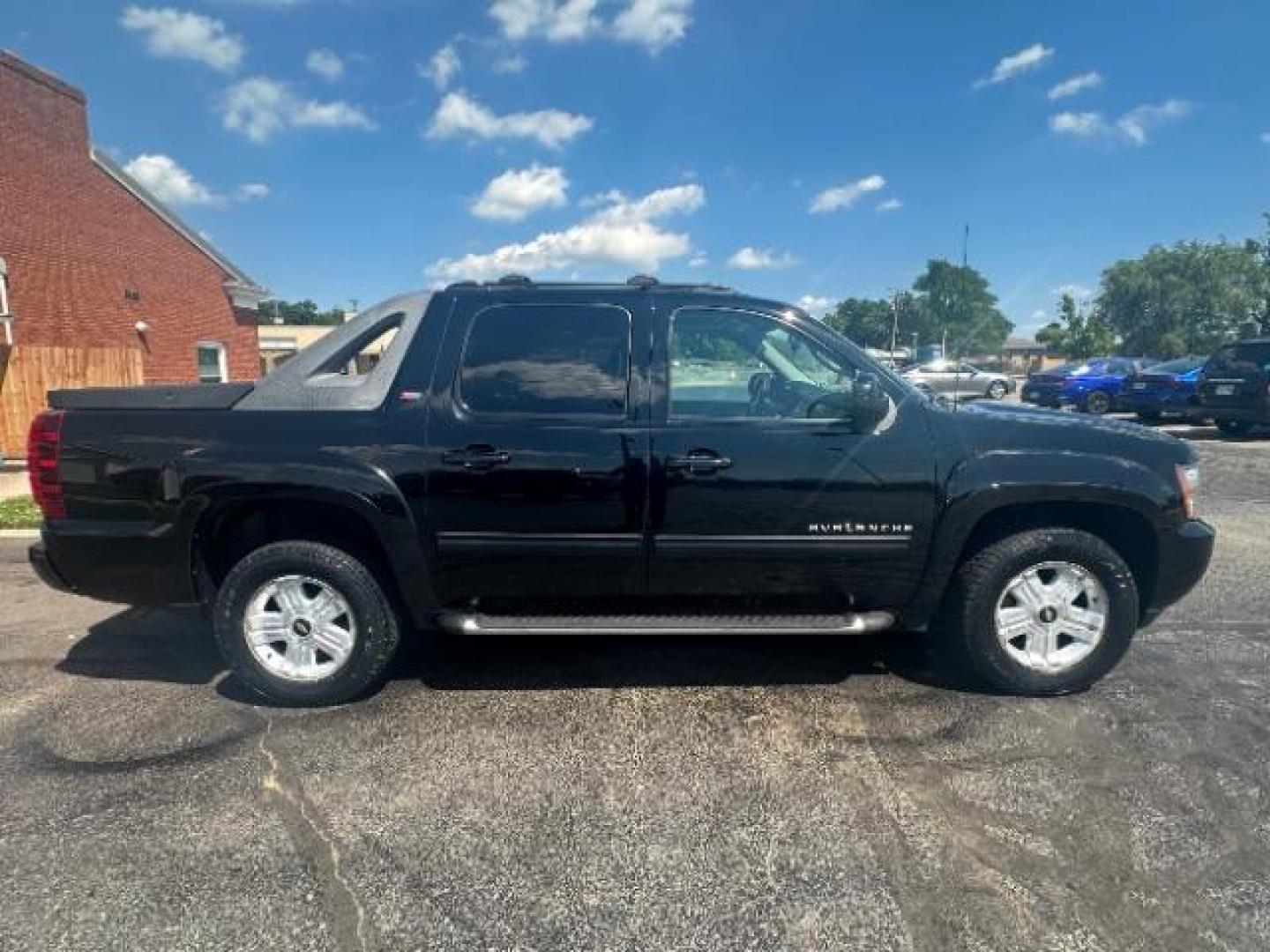 2012 Black Chevrolet Avalanche LT 4WD (3GNTKFE73CG) with an 5.3L V8 OHV 16V FFV engine, 4-Speed Automatic transmission, located at 1184 Kauffman Ave, Fairborn, OH, 45324, (937) 908-9800, 39.807072, -84.030914 - Photo#5