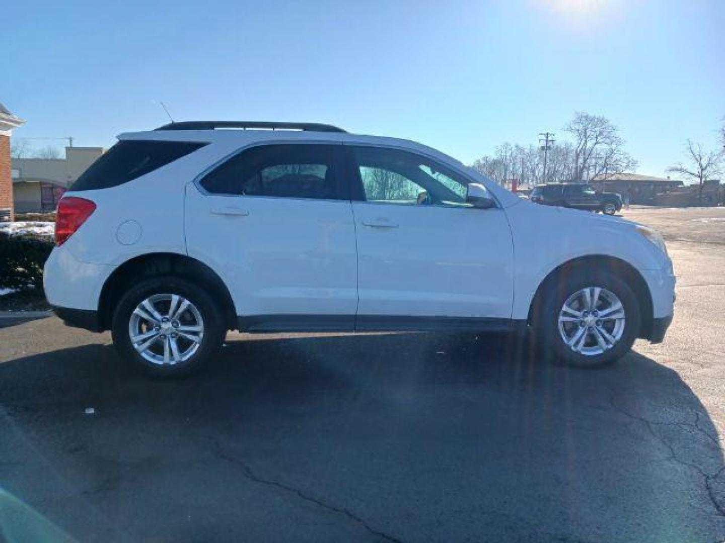 2012 Summit White Chevrolet Equinox 2LT AWD (2GNFLNEK7C6) with an 2.4L L4 DOHC 16V engine, 6-Speed Automatic transmission, located at 4508 South Dixie Dr, Moraine, OH, 45439, (937) 908-9800, 39.689976, -84.218452 - Photo#4