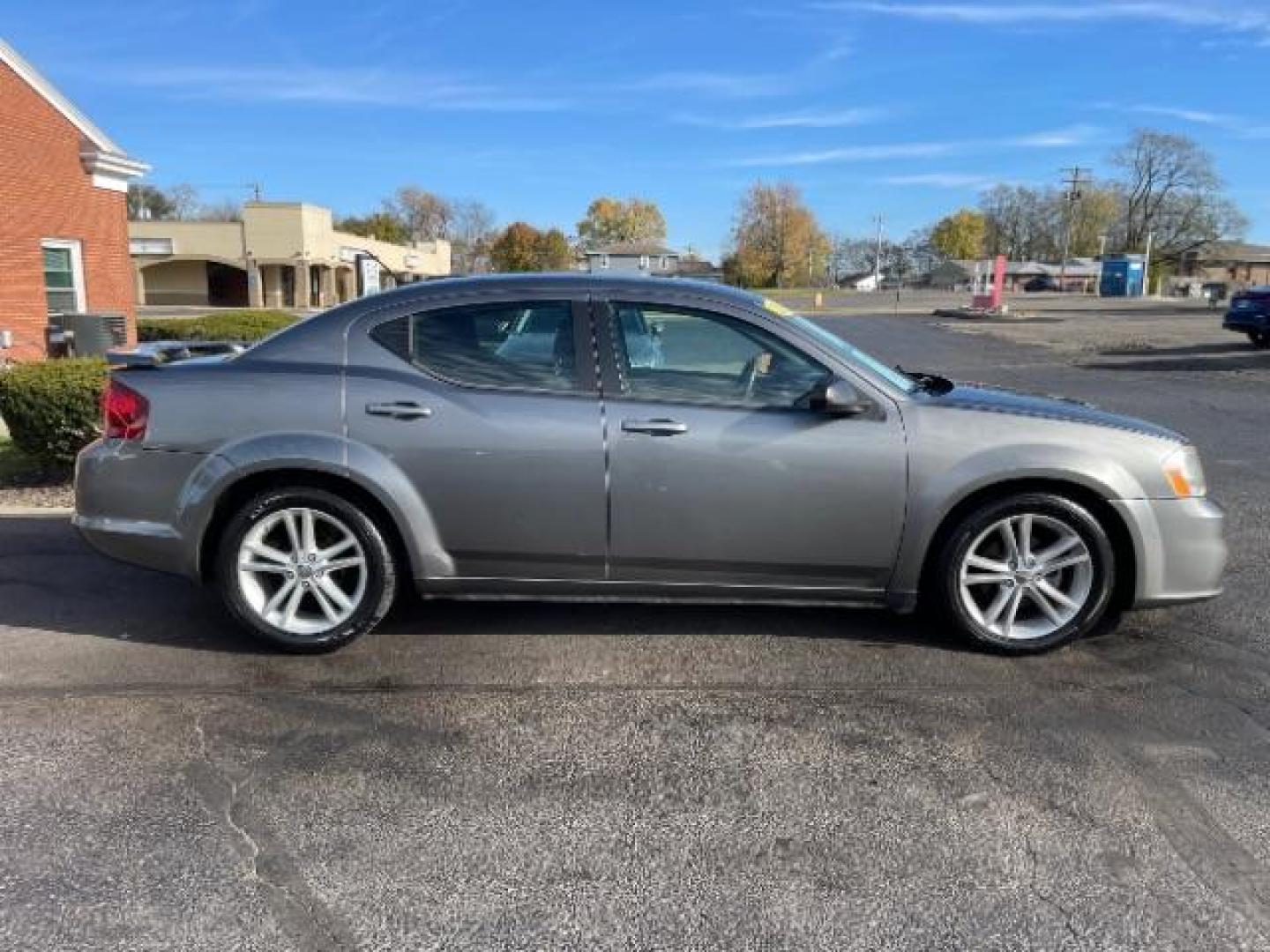 2012 Bright Silver Metallic Dodge Avenger SE (1C3CDZAG6CN) with an 3.6L V6 DOHC 24V FFV engine, 6-Speed Automatic transmission, located at 880 E. National Road, Vandalia, OH, 45377, (937) 908-9800, 39.891918, -84.183594 - Photo#3