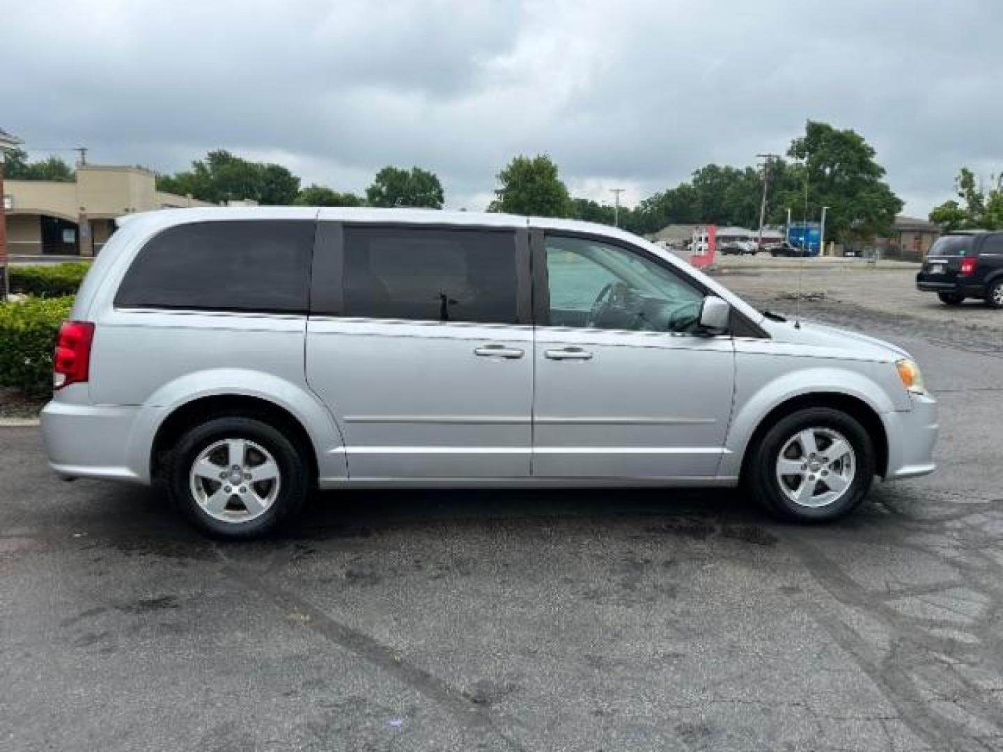 2012 Bright Silver Metallic Dodge Grand Caravan Crew (2C4RDGDGXCR) with an 3.6L V6 DOHC 24V engine, 6-Speed Automatic transmission, located at 4508 South Dixie Dr, Moraine, OH, 45439, (937) 908-9800, 39.689976, -84.218452 - Photo#5