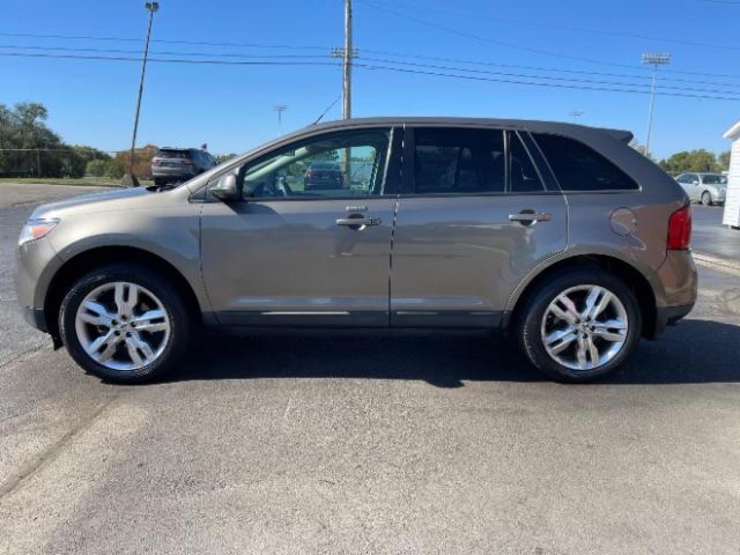 2012 Ginger Ale Metallic Ford Edge SEL FWD (2FMDK3JCXCB) with an 3.5L V6 DOHC 24V engine, 6-Speed Automatic transmission, located at 880 E. National Road, Vandalia, OH, 45377, (937) 908-9800, 39.891918, -84.183594 - Photo#4