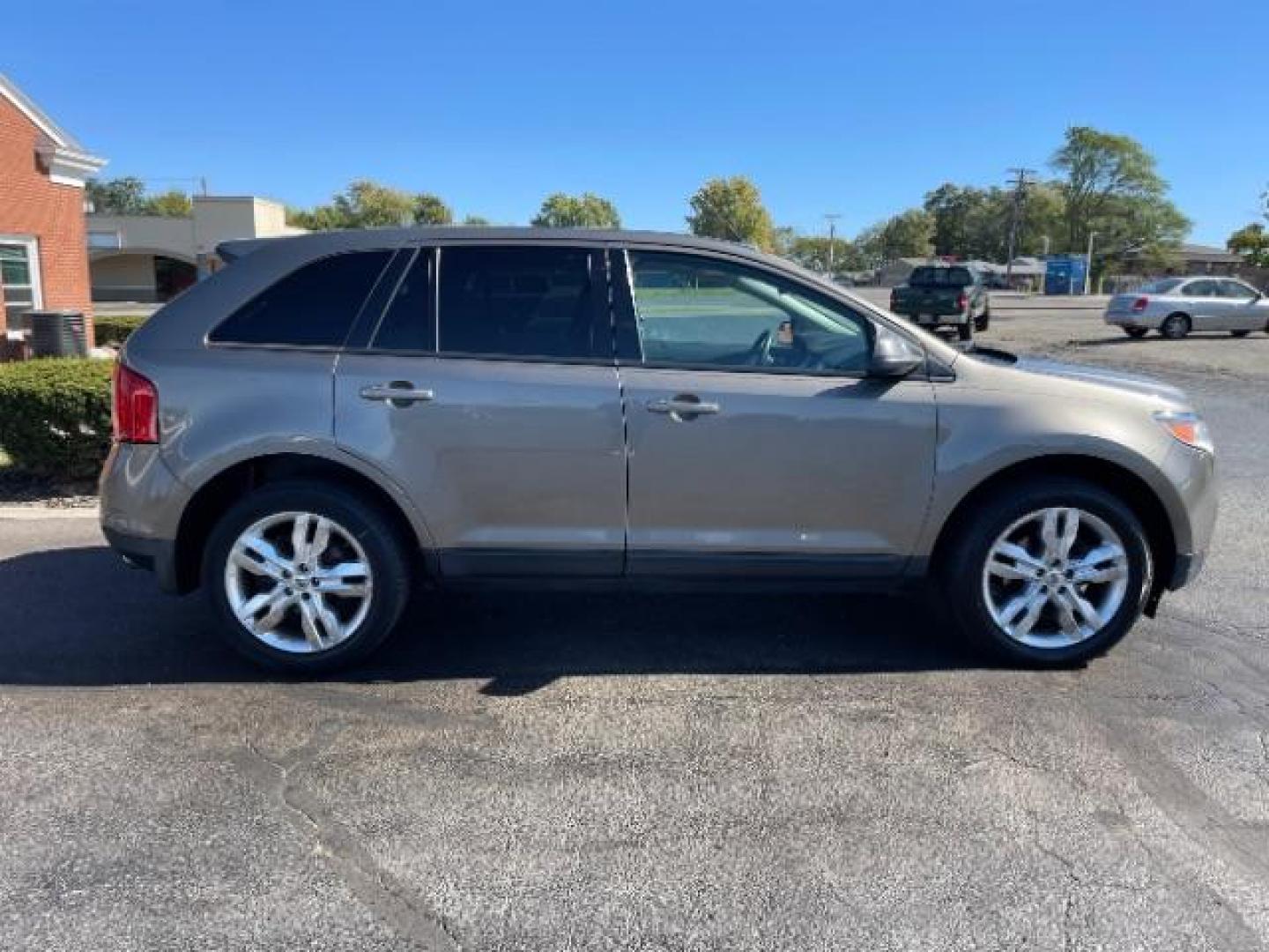 2012 Ginger Ale Metallic Ford Edge SEL FWD (2FMDK3JCXCB) with an 3.5L V6 DOHC 24V engine, 6-Speed Automatic transmission, located at 880 E. National Road, Vandalia, OH, 45377, (937) 908-9800, 39.891918, -84.183594 - Photo#5