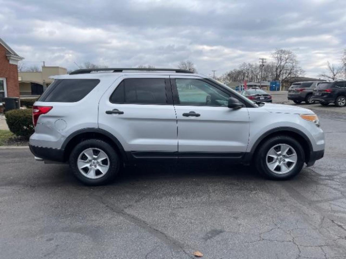 2012 Ingot Silver Metallic Ford Explorer Base FWD (1FMHK7B86CG) with an 3.5L V6 DOHC 24V engine, 6-Speed Automatic transmission, located at 1099 N County Rd 25A, Troy, OH, 45373, (937) 908-9800, 40.057079, -84.212883 - Photo#3