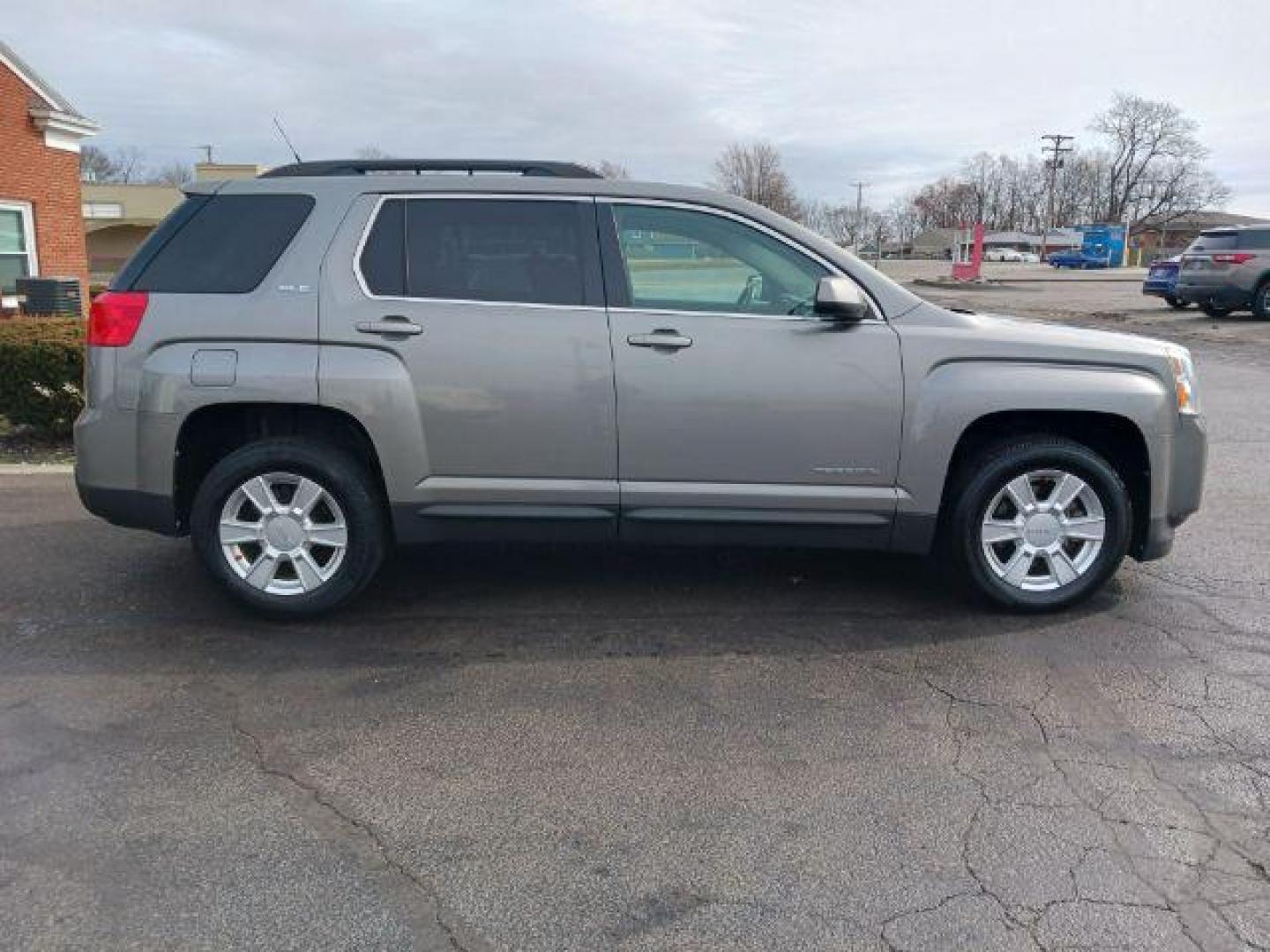 2012 Mocha Steel Metallic GMC Terrain SLE2 FWD (2GKALSEK6C6) with an 2.4L L4 DOHC 16V FFV engine, 6-Speed Automatic transmission, located at 401 Woodman Dr, Riverside, OH, 45431, (937) 908-9800, 39.760899, -84.123421 - Photo#4