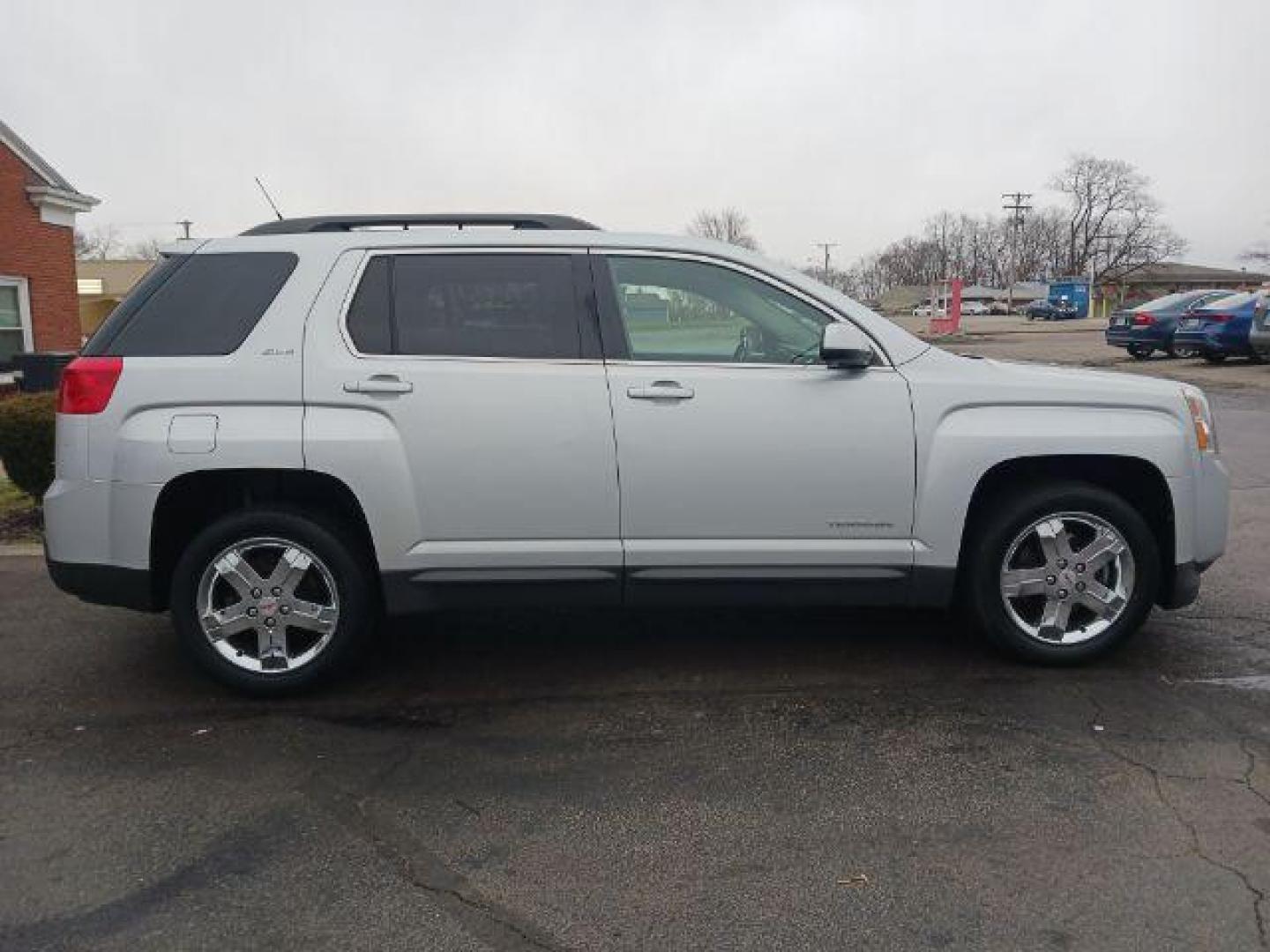 2012 Quicksilver Metallic GMC Terrain SLE2 FWD (2GKALSEKXC6) with an 2.4L L4 DOHC 16V FFV engine, 6-Speed Automatic transmission, located at 1099 N County Rd 25A, Troy, OH, 45373, (937) 908-9800, 40.057079, -84.212883 - Photo#4