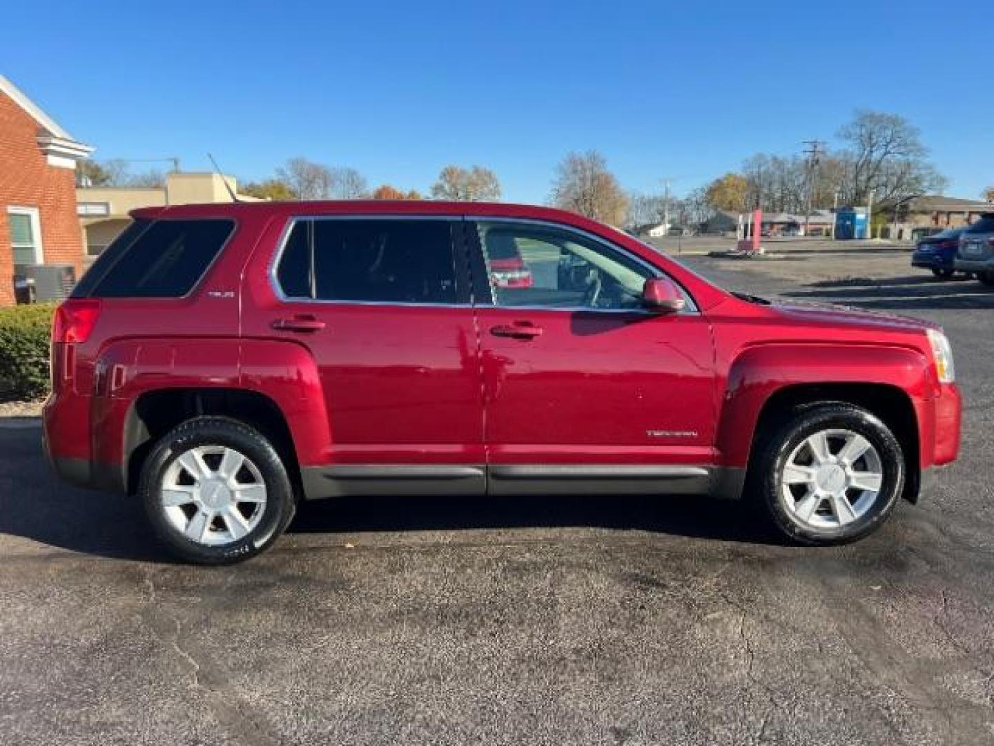 2012 Red GMC Terrain SLE1 FWD (2GKALMEK9C6) with an 2.4L L4 DOHC 16V FFV engine, 6-Speed Automatic transmission, located at 1230 East Main St, Xenia, OH, 45385, (937) 908-9800, 39.688026, -83.910172 - Photo#4