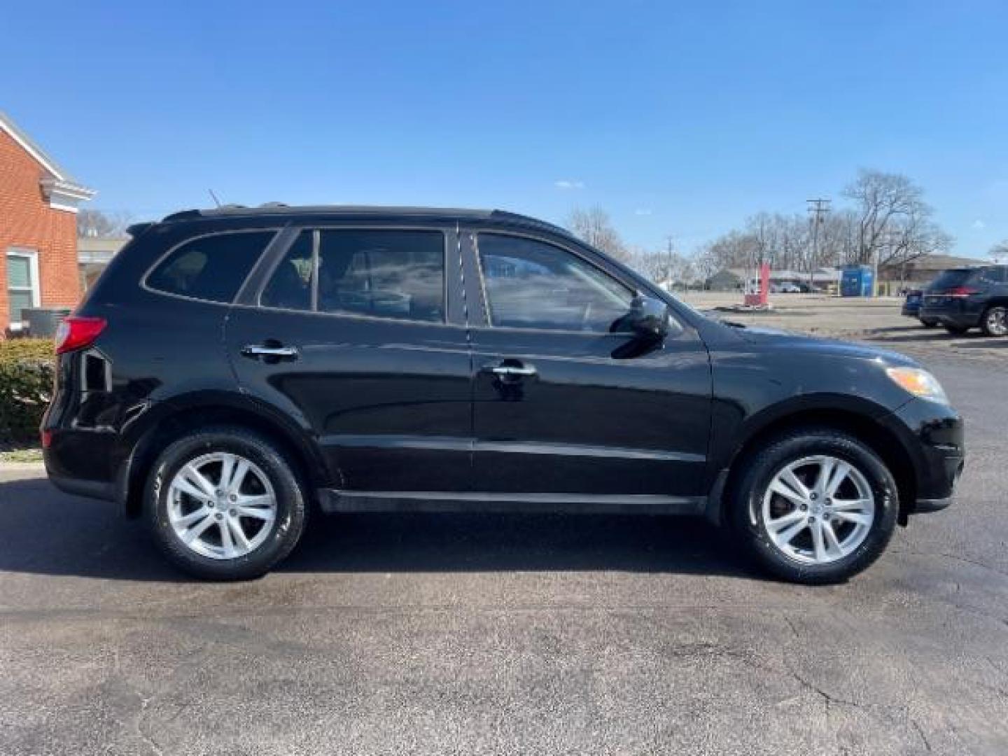 2012 Twilight Black Hyundai Santa Fe Limited 2.4 FWD (5XYZK3AB2CG) with an 2.4L L4 DOHC 16V engine, 6-Speed Automatic transmission, located at 880 E. National Road, Vandalia, OH, 45377, (937) 908-9800, 39.891918, -84.183594 - Photo#3