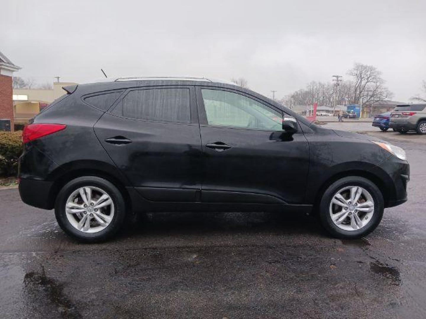 2012 Ash Black Mica Hyundai Tucson GLS AWD (KM8JUCAC9CU) with an 2.4L L4 DOHC 16V engine, 6-Speed Automatic transmission, located at 1230 East Main St, Xenia, OH, 45385, (937) 908-9800, 39.688026, -83.910172 - Photo#4